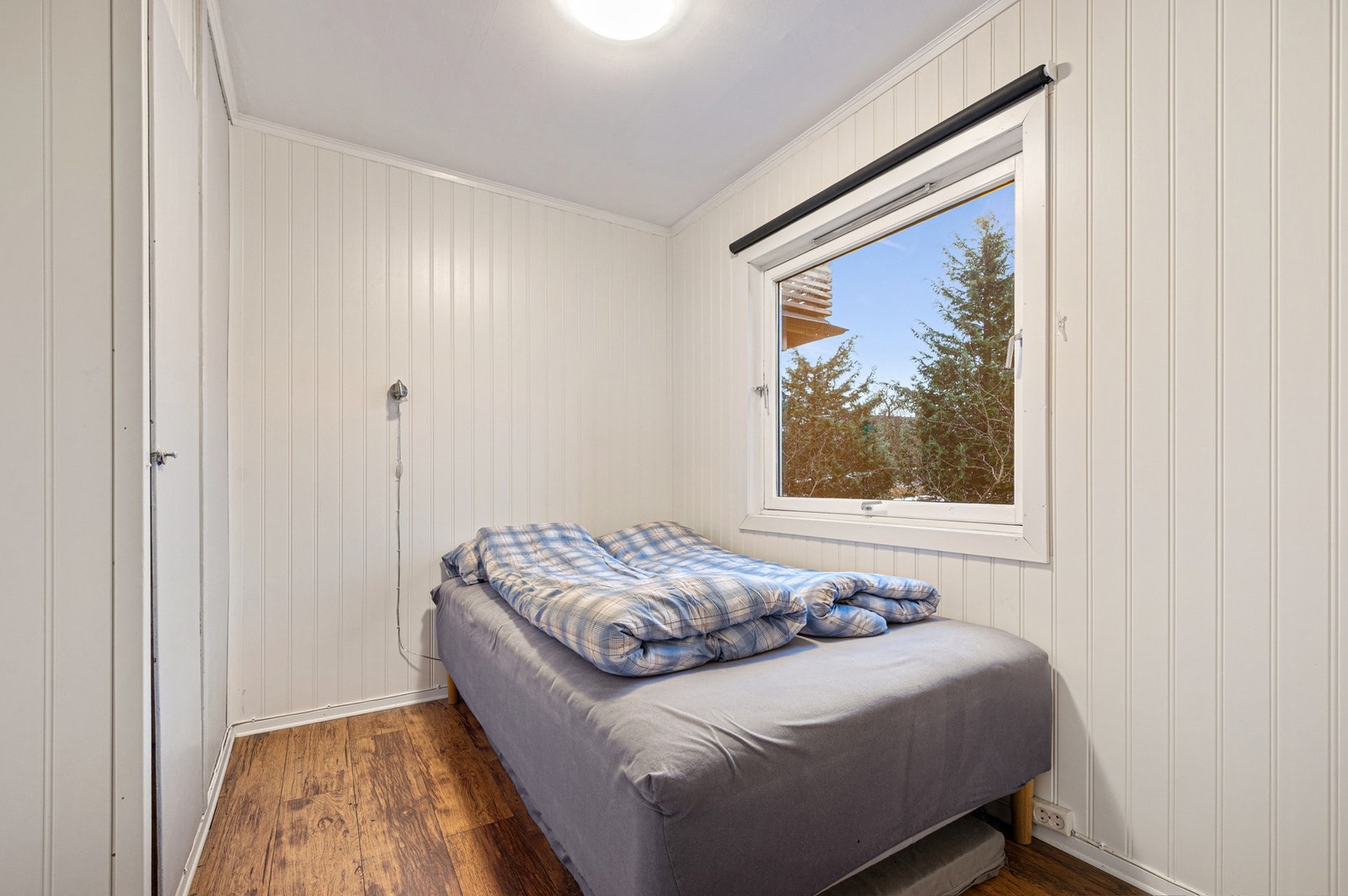 God plass til seng og oppbevaring i skap. Galleribilde