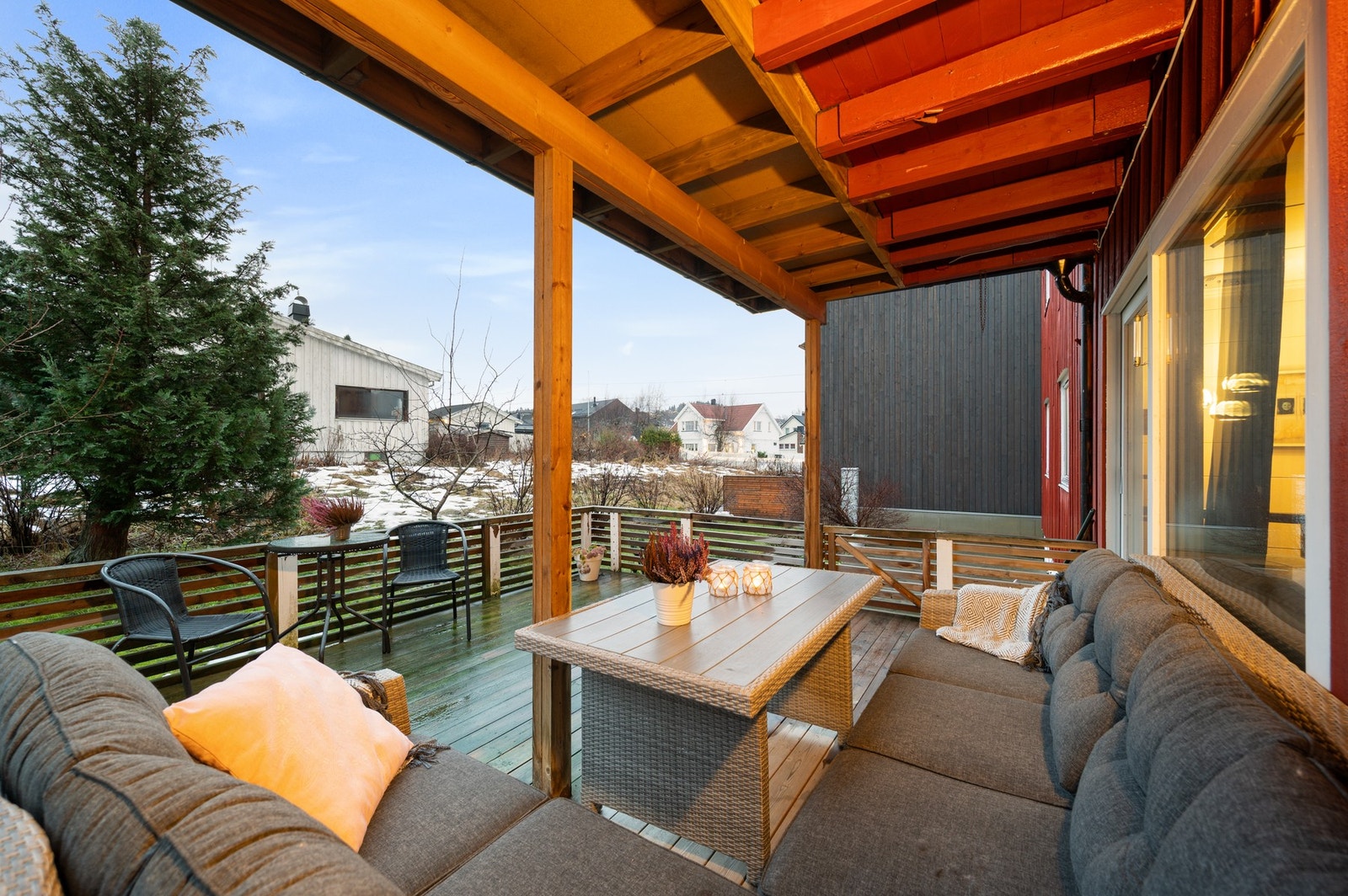 Fine uteområder med gode solforhold. Terrasse på 23,4m² og veranda på 26m². Fin hage som ligger fint og skjermet til. Galleribilde