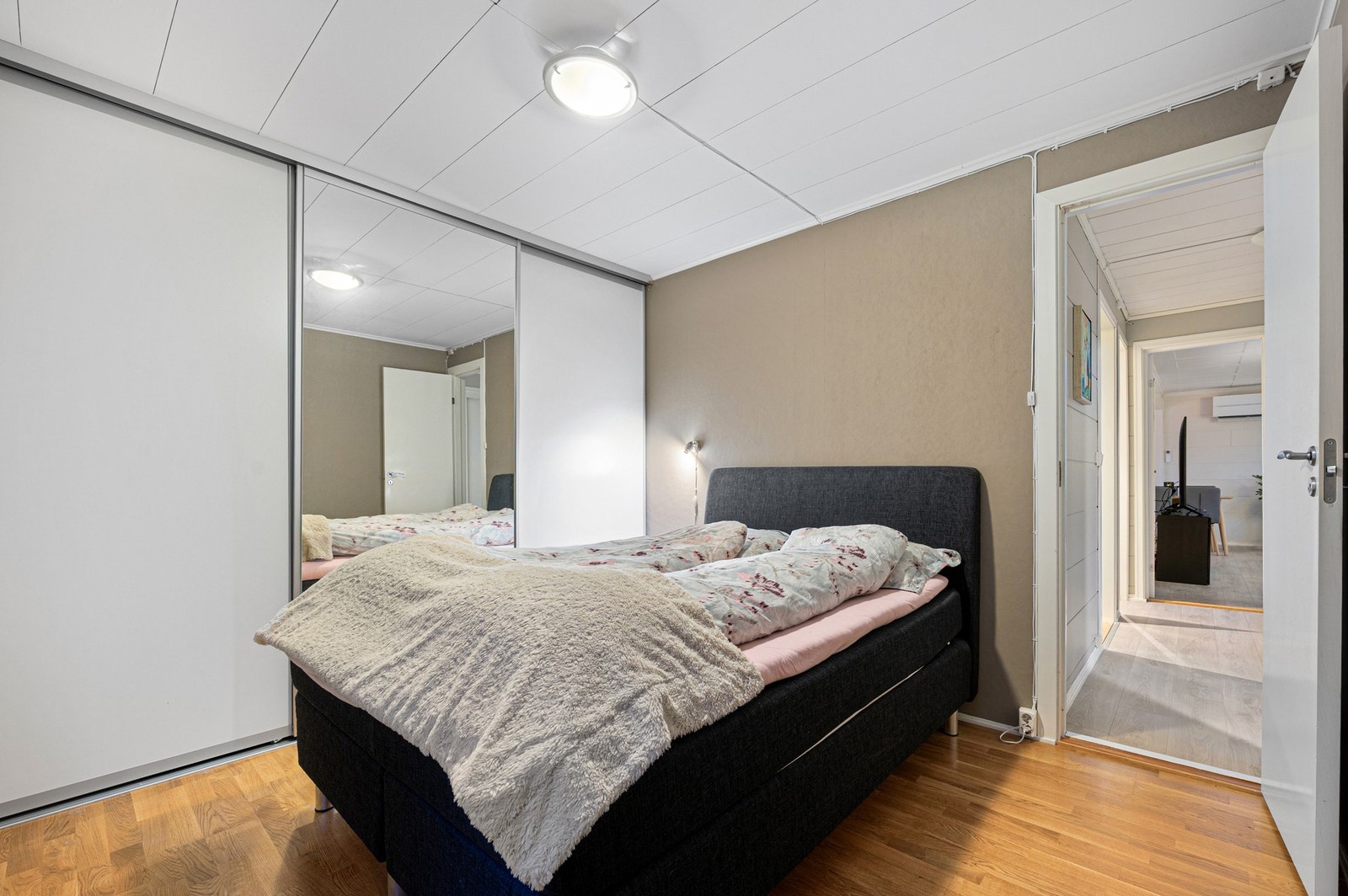 Soverom med stor skyvedørsgarderobe for oppbevaring. Galleribilde