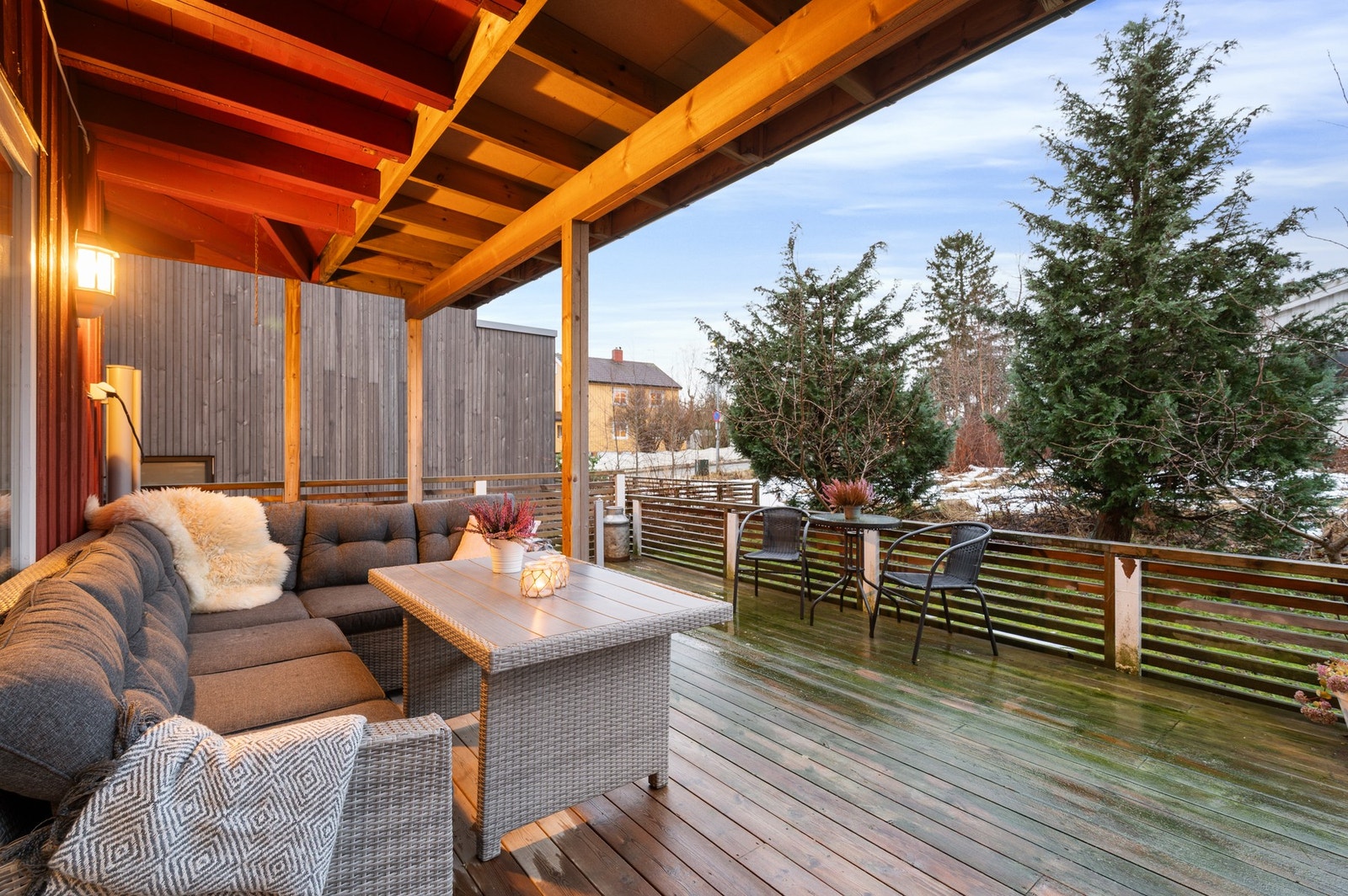 Fine uteområder med gode solforhold. Terrasse på 23,4m² og veranda på 26m². Galleribilde