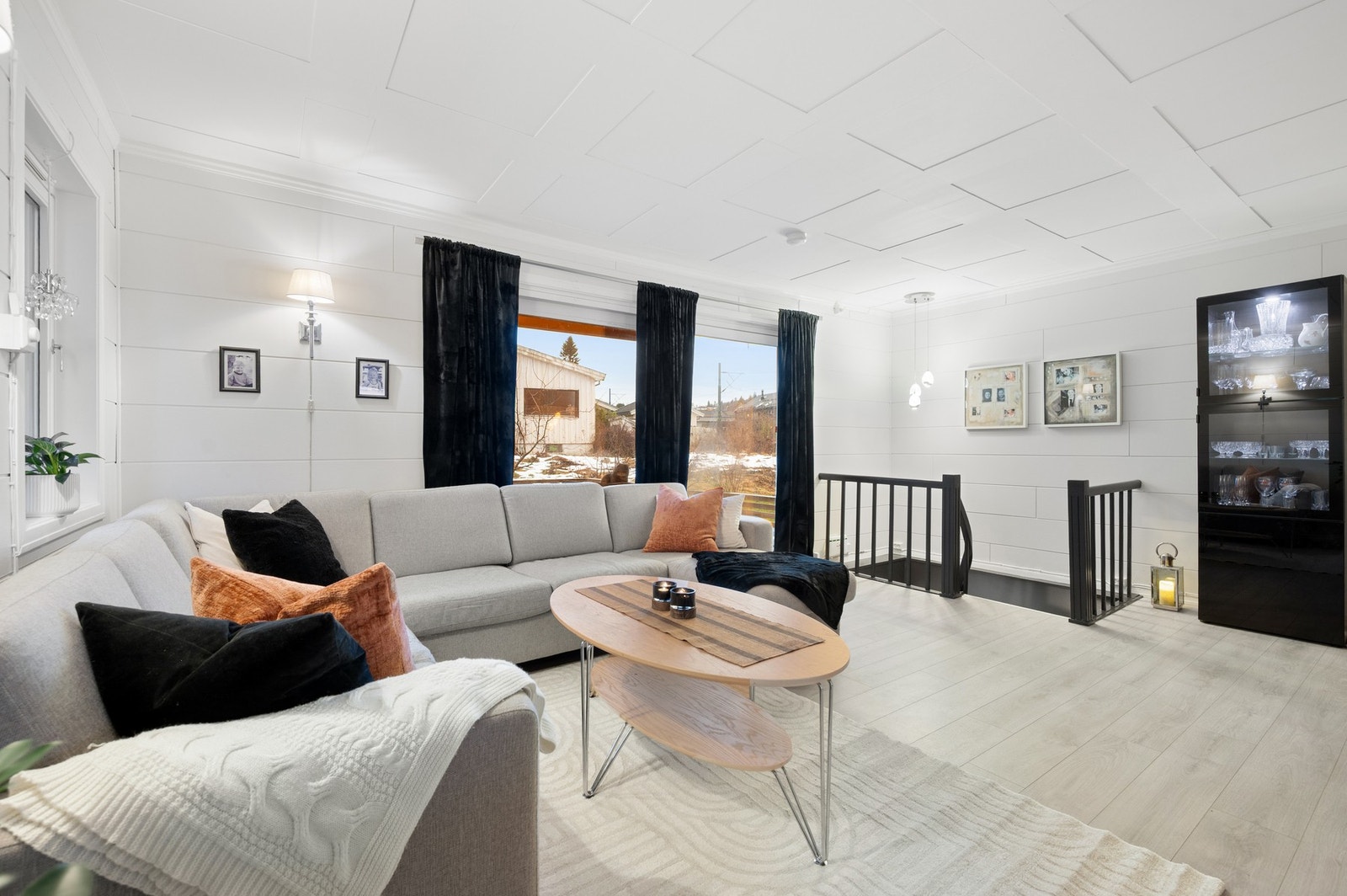 Stue med utgang til terrasse og veranda. Romslig hage med gode solforhold. Galleribilde