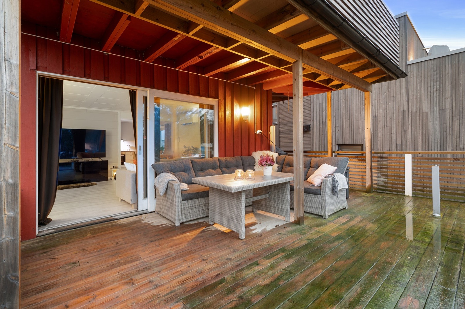 Fine uteområder med gode solforhold. Terrasse på 23,4m² og veranda på 26m². Galleribilde