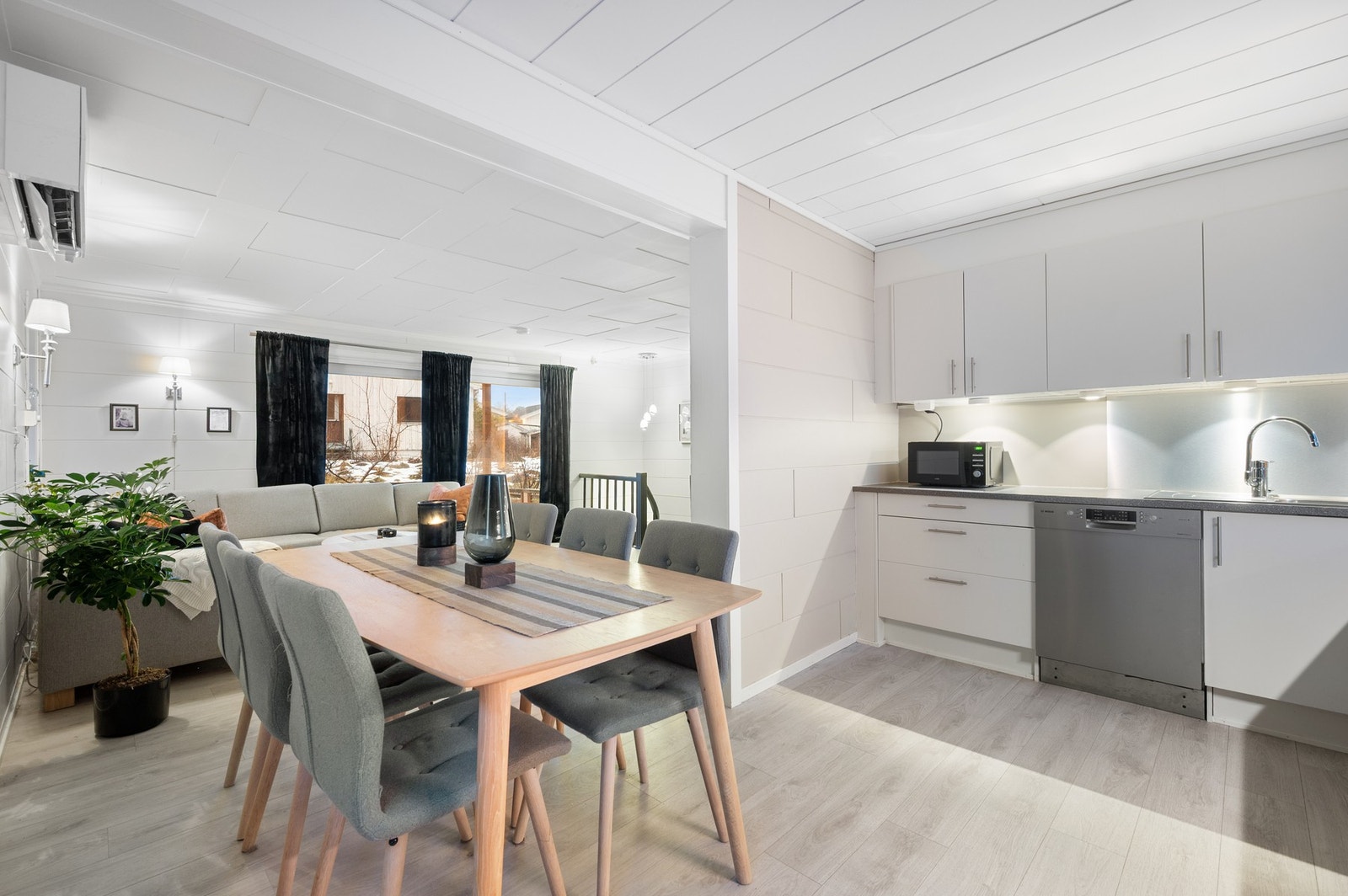 Kjøkken 1.etasje ble oppusset i 2018. Har fått tilstandsgrad 1 av takstmann. Galleribilde