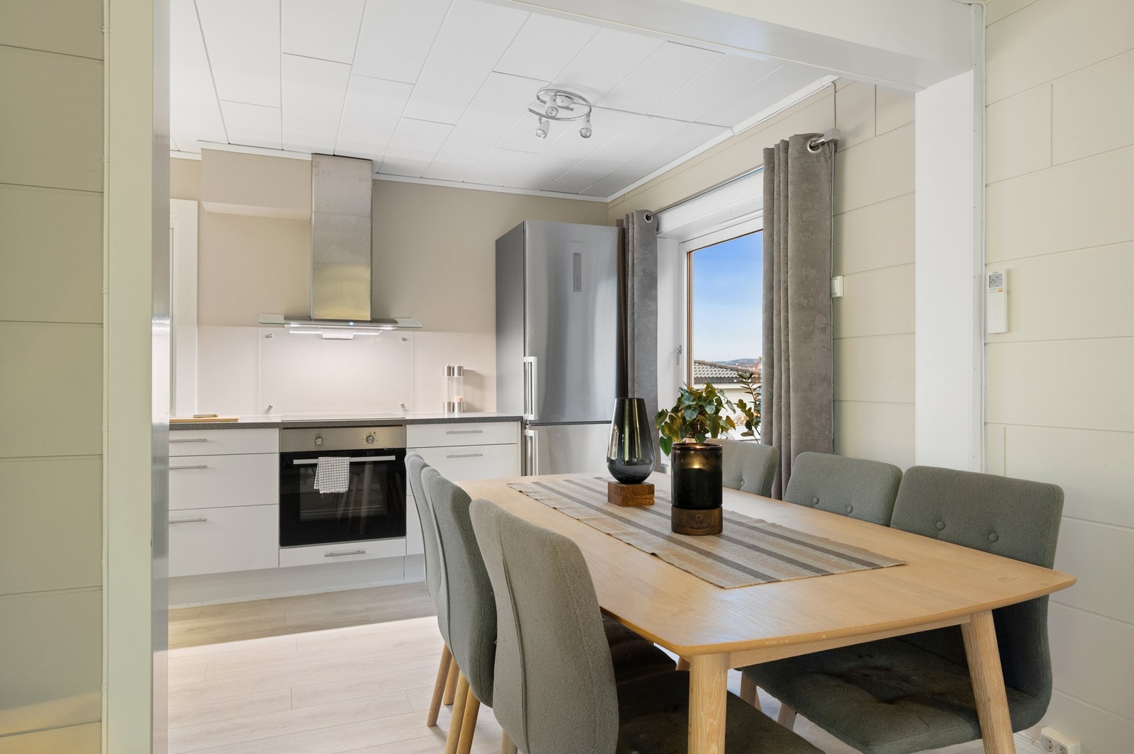 God plass til spiseseksjon i skille mellom stue og kjøkken. Galleribilde