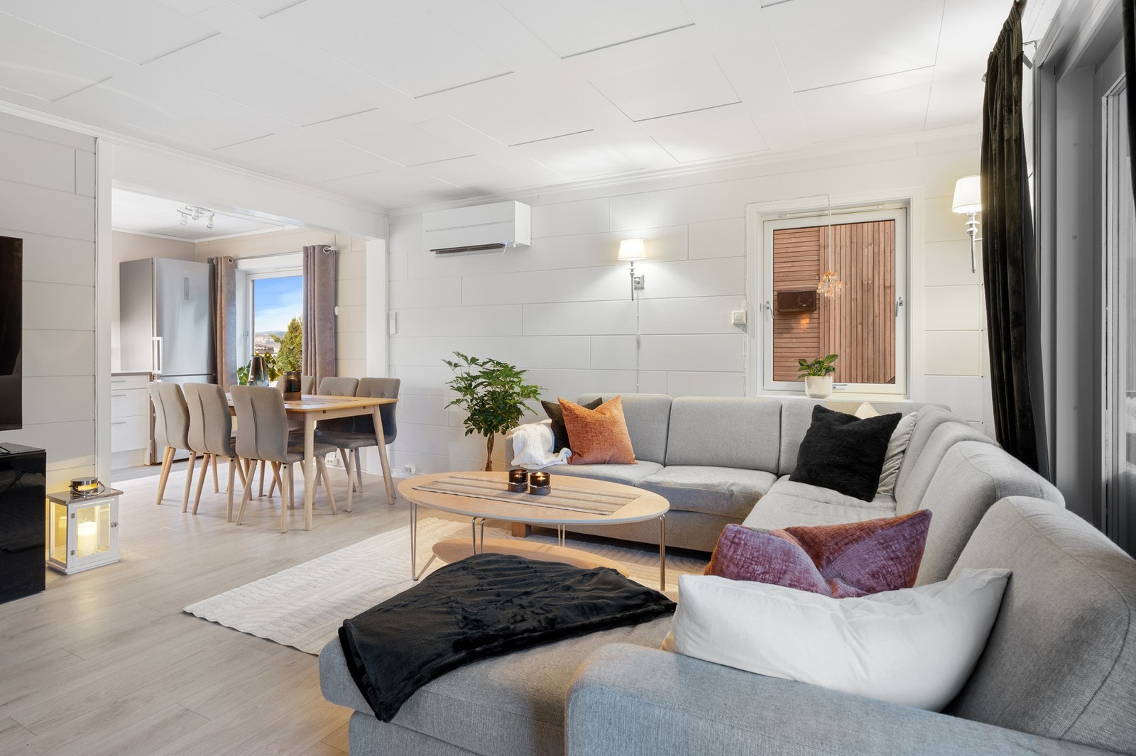 Naturlig skille mellom stue og kjøkken. Galleribilde