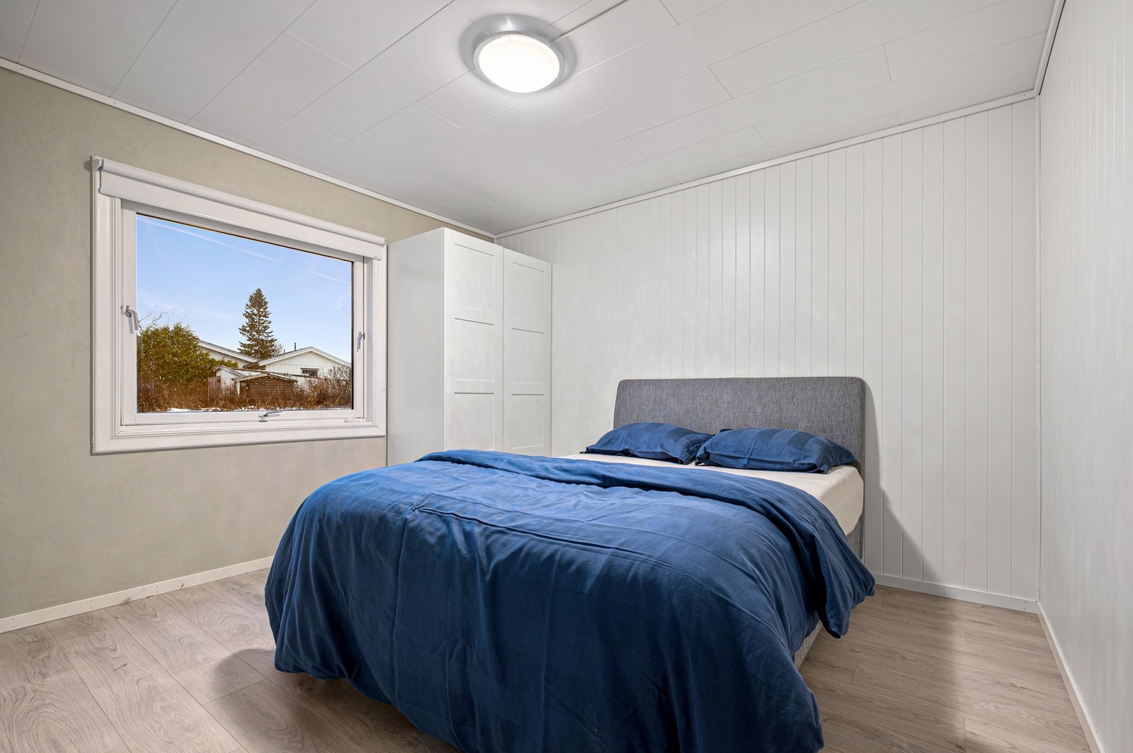 Romslig soverom med god plass til seng og tilhørende møblement. Galleribilde