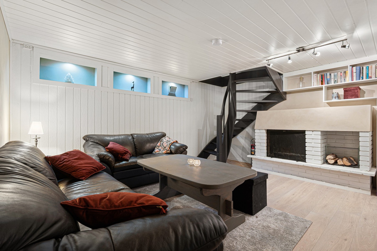 Kjelleretasje. Deler av kjeller er innredet med stue/kjøkken, baderom og soverom. Se kommentar areal i salgsoppgaven. Konferer megler ved spørsmål. Galleribilde