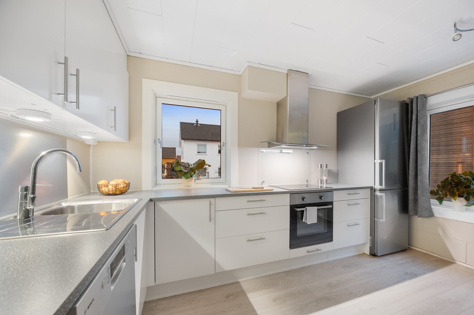 Integrert platetopp og stekeovn. Galleribilde