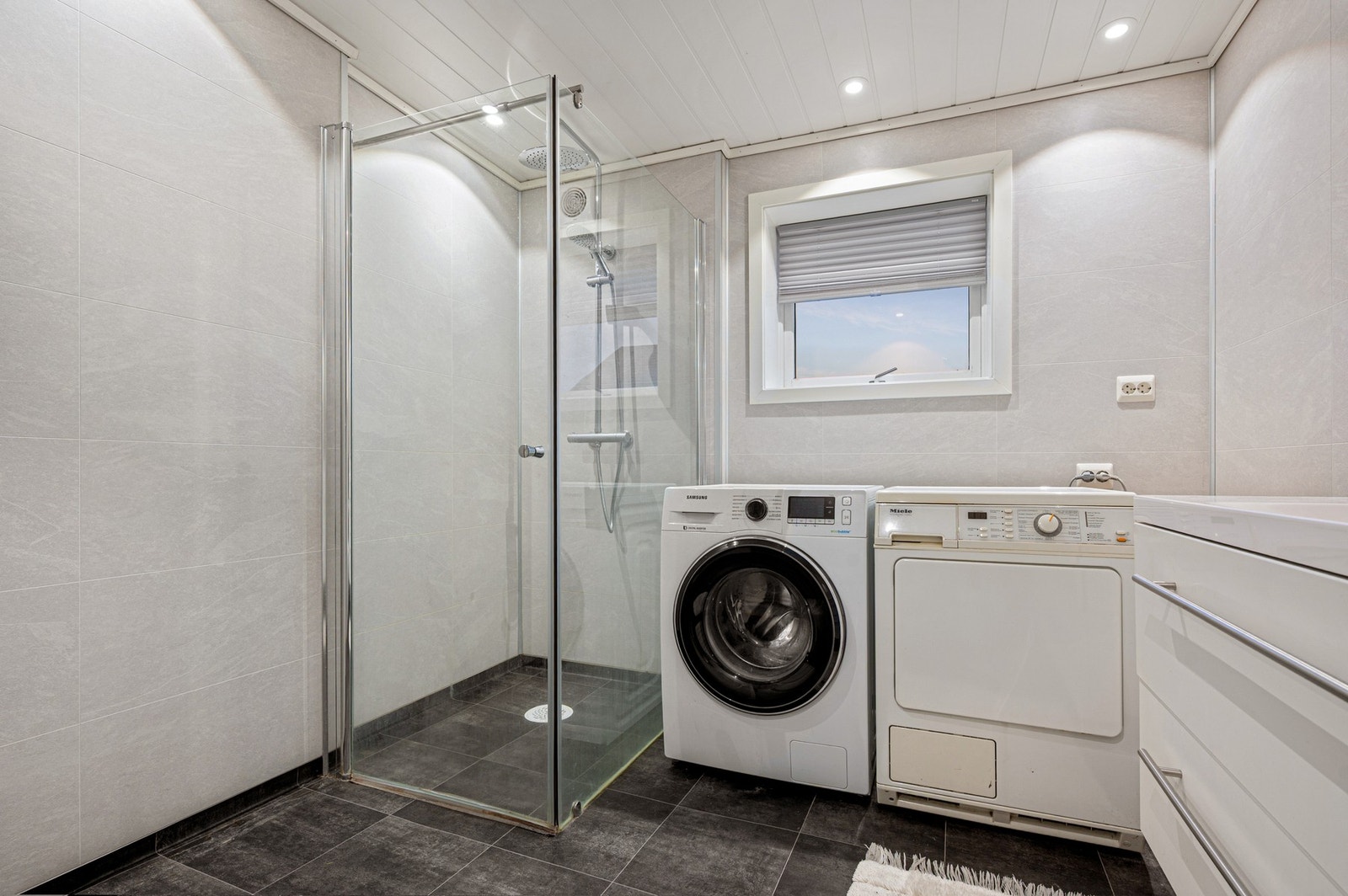 Baderom 1.etasje ble oppusset i 2020. Opplegg for vaskemaskin på badet. Galleribilde