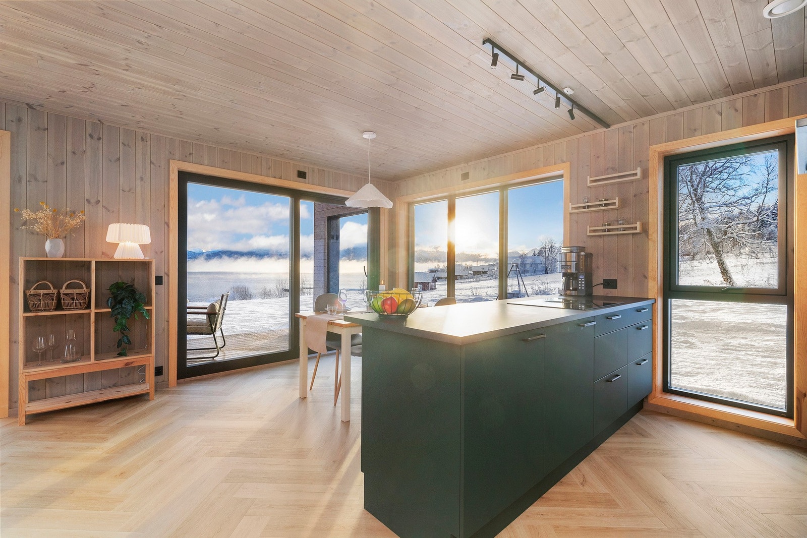 Store vinduer gir mye naturlig lys i kjøkken/stuerommet Galleribilde