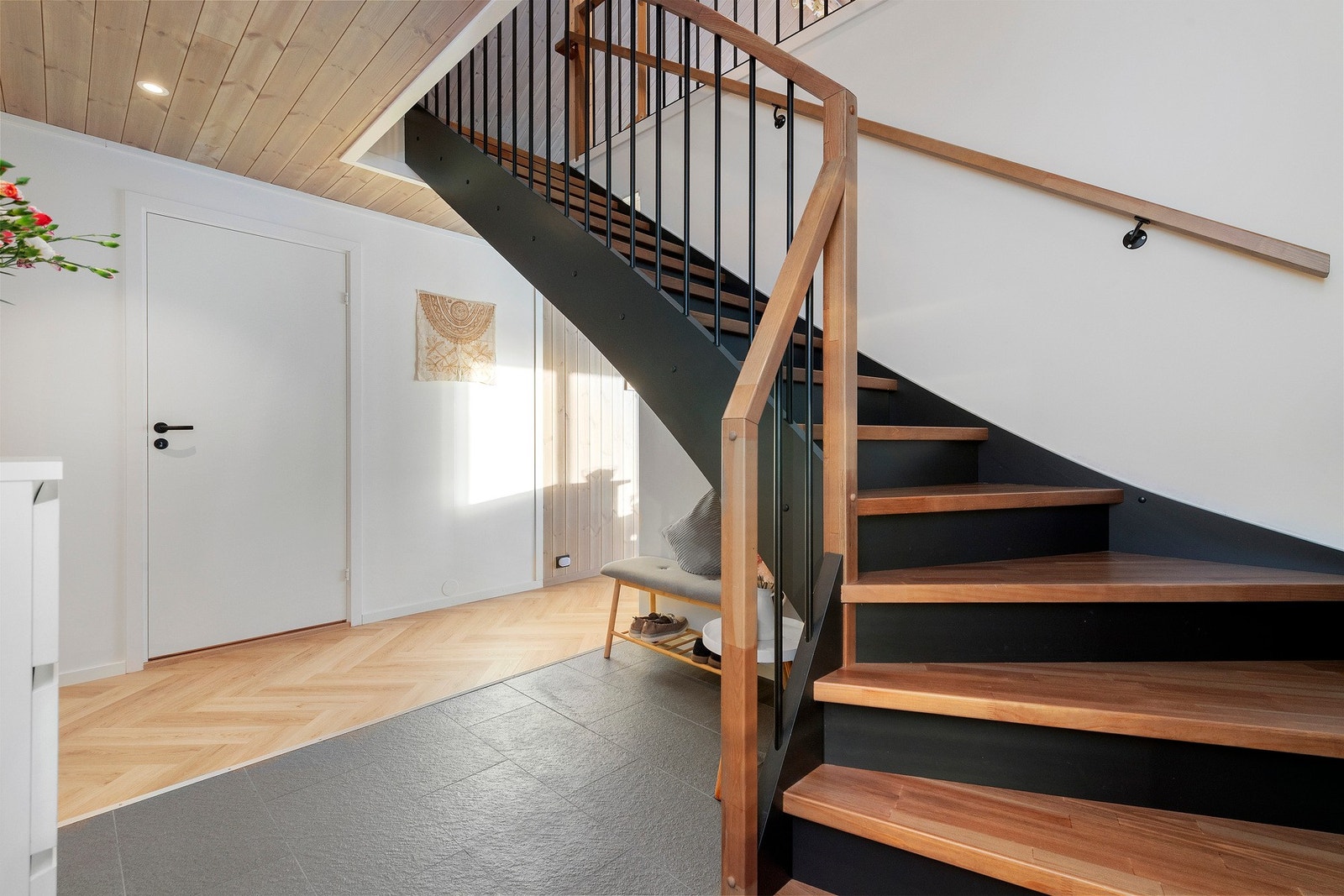 Hall med trapp til loftetasje Galleribilde