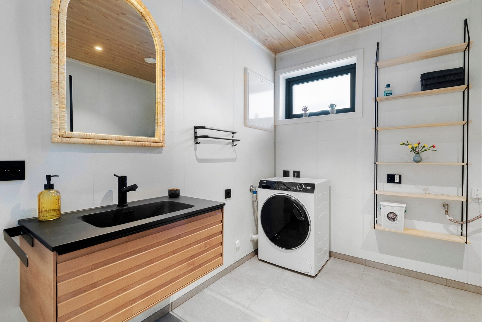 Bad/ vaskerom i 1. etasje Galleribilde