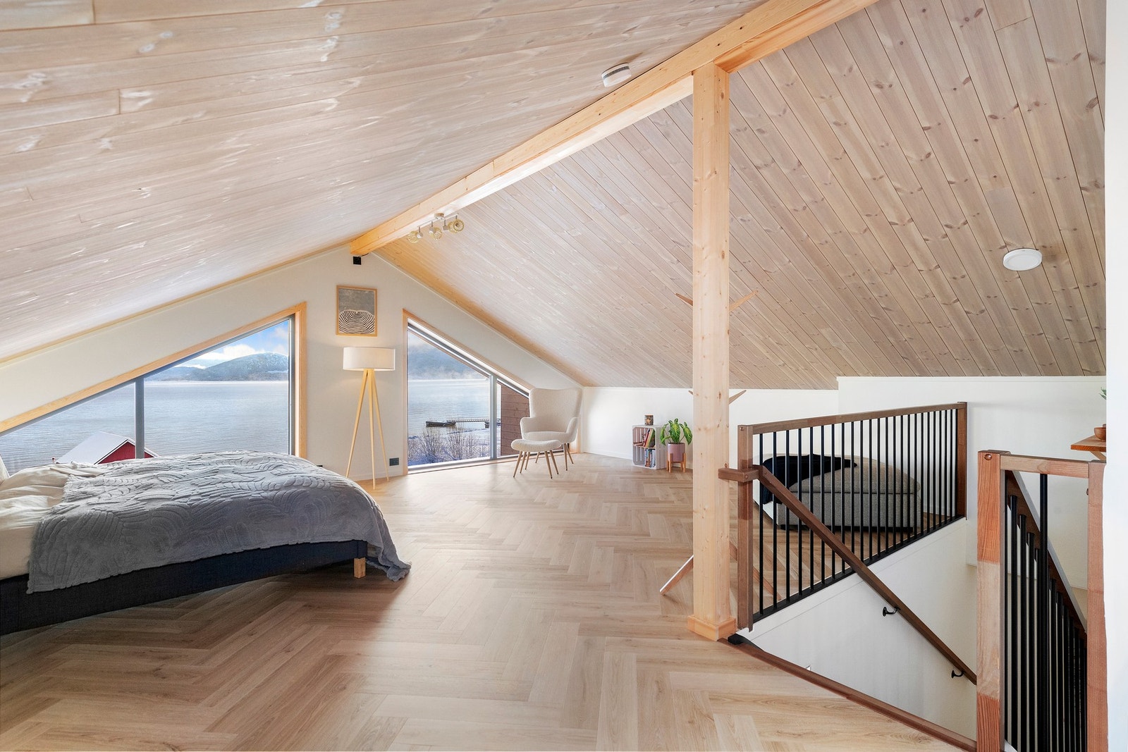 Åpent areal/ loftstue mot øst Galleribilde