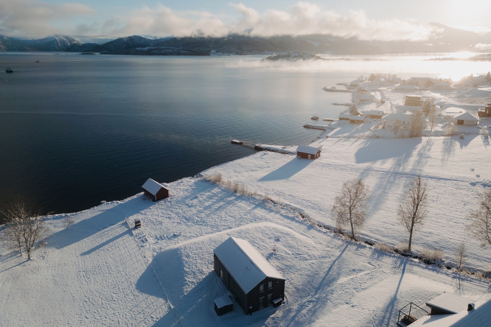 Sjønær beliggenhet med strandlinje Galleribilde