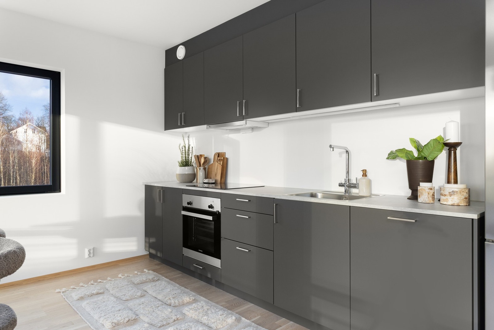 Kjøkkenet er levert av Drømmekjøkkenet og har hvitevarer fra Siemens. Galleribilde