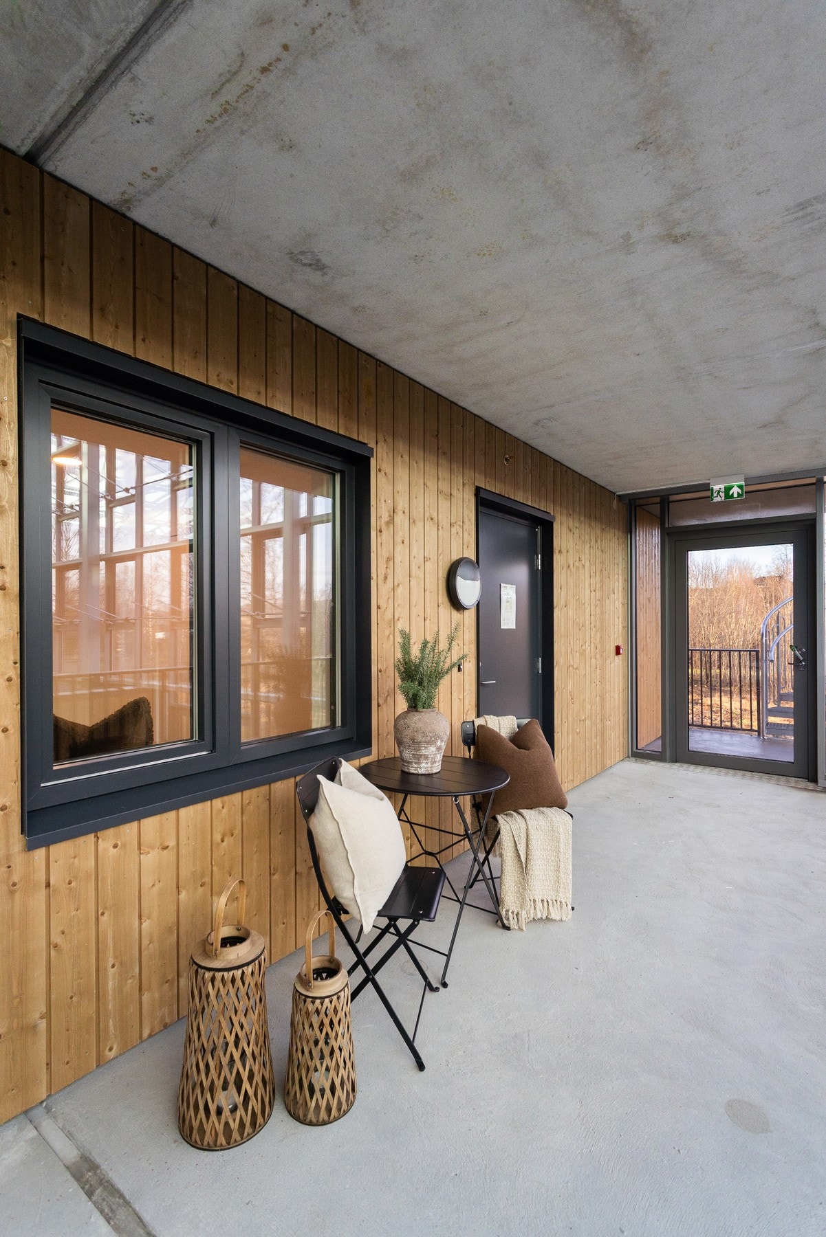 Leiligheten har adkomst fra innvendig svalgang. Her er det god anledning for å innrede sin egen, lille krok med et kafebord og et par stoler. Galleribilde