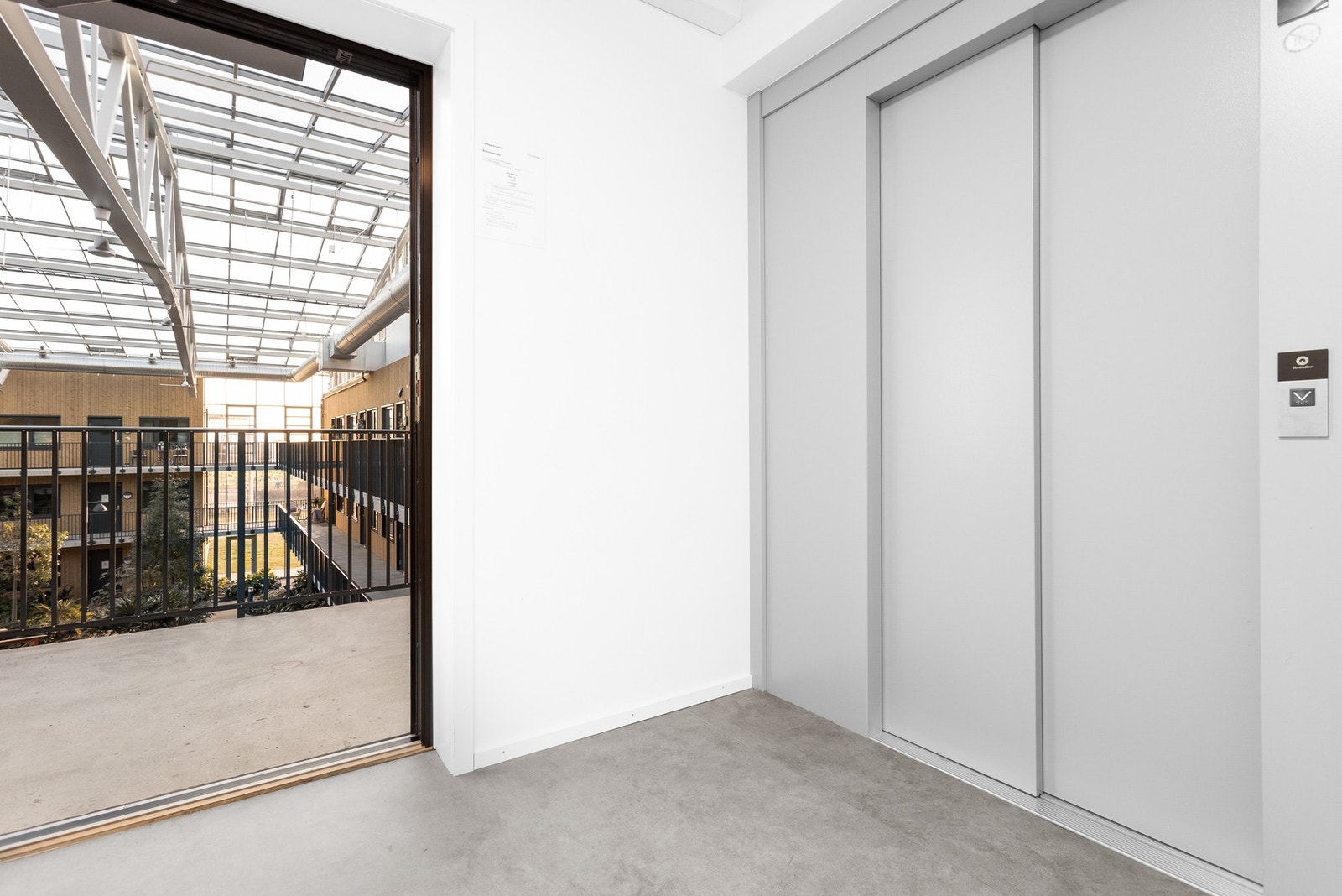 Det er selvfølgelig tilrettelagt i hele bygget for livsløpsstandard. Så her er det heis helt fra garasjekjeller til etasjeplanene. Galleribilde