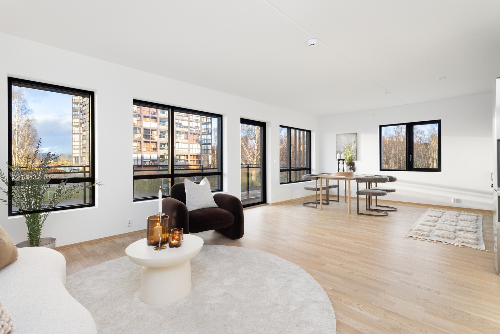 Det åpne stue- og kjøkkenrommet har vinduer på to av veggene. Dette slipper mye naturlig dagslys inn. Galleribilde