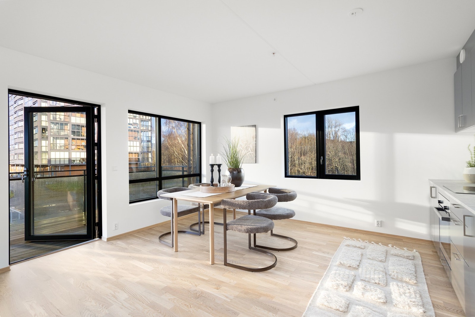 Fra stue/kjøkken er det utgang til overbygd balkong på 17 kvm. Galleribilde