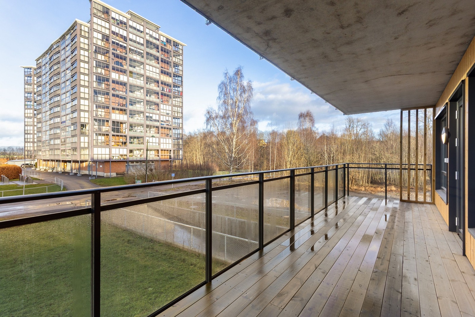 Balkongen ligger nordvest i retning, og er en fin plass å trekke seg tilbake dersom man ikke ønsker å benytte seg av vinterhagen. Galleribilde