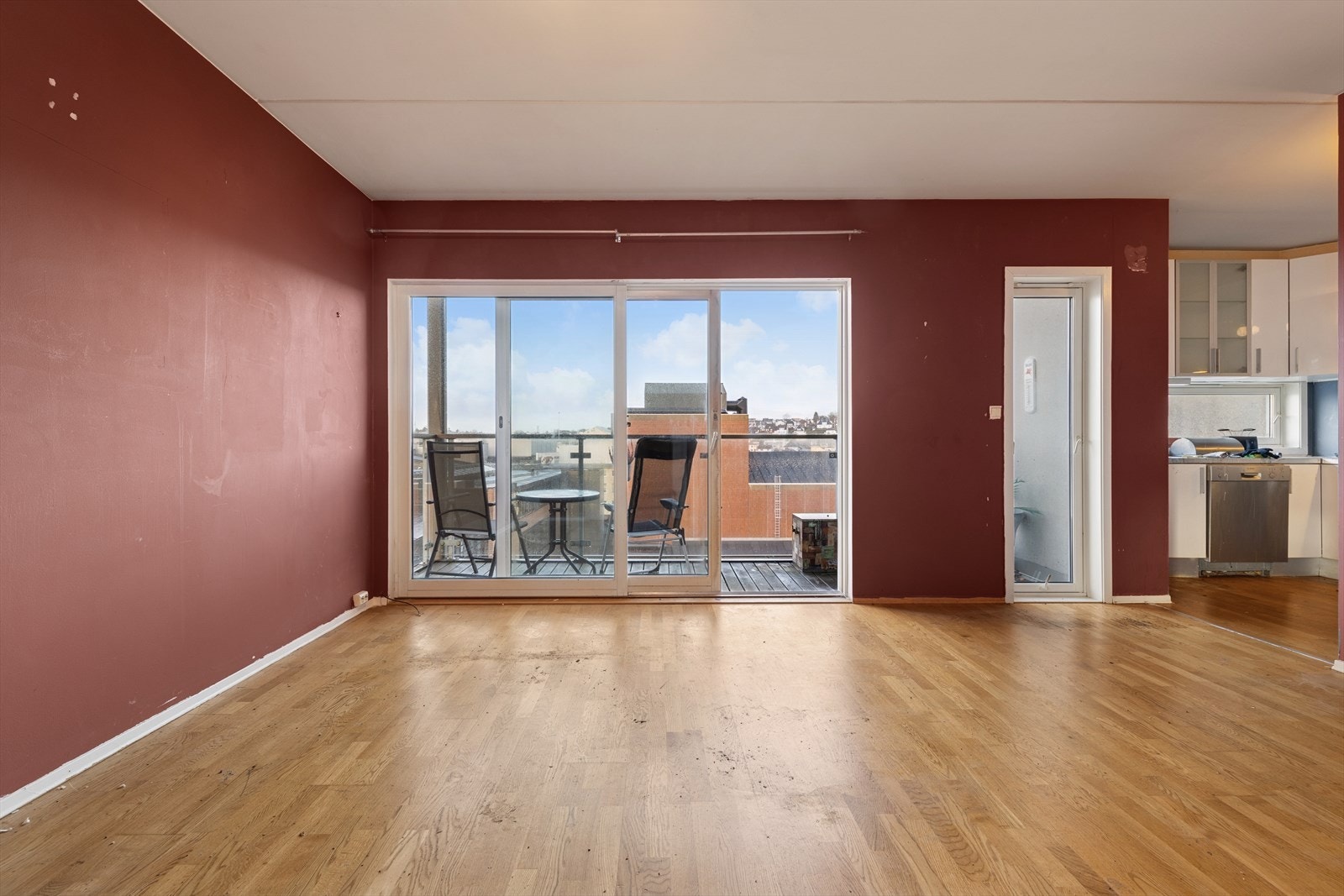 Stuens praktiske utforming gir plass til både sofakrok og spisebord Galleribilde