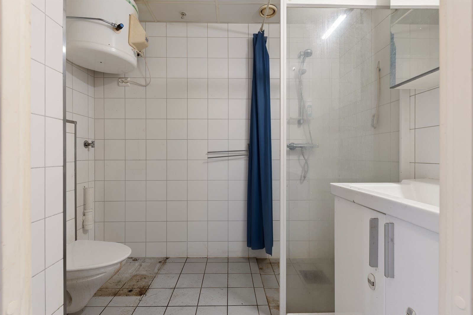 Her finner du toalett, dusjhjørne, baderomsinnredning, vegghengt VVB og opplegg for vaskemaskin Galleribilde