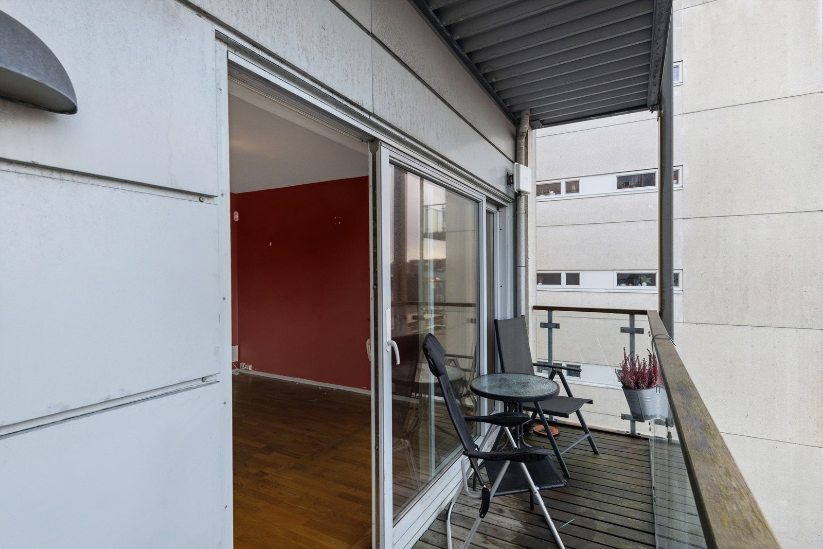 Balkongen er på ca. 5 kvm og har rekkverk i glass Galleribilde