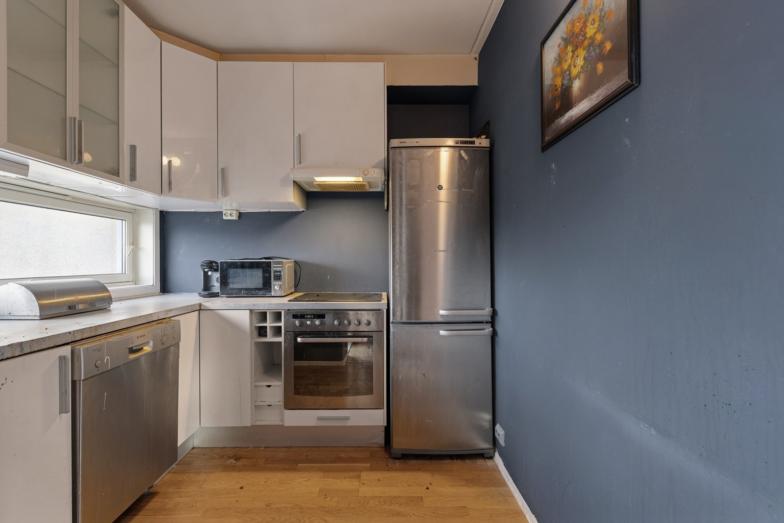 Hvitevarene medfølger og består av komfyr, oppvaskmaskin og kombiskap kjøl/frys Galleribilde