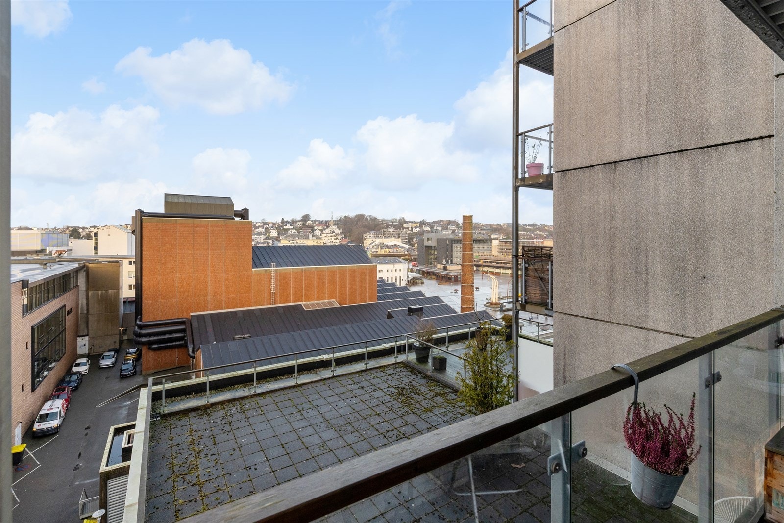 I tillegg er det noe utsikt fra balkongen mellom foranliggende bebyggelse Galleribilde