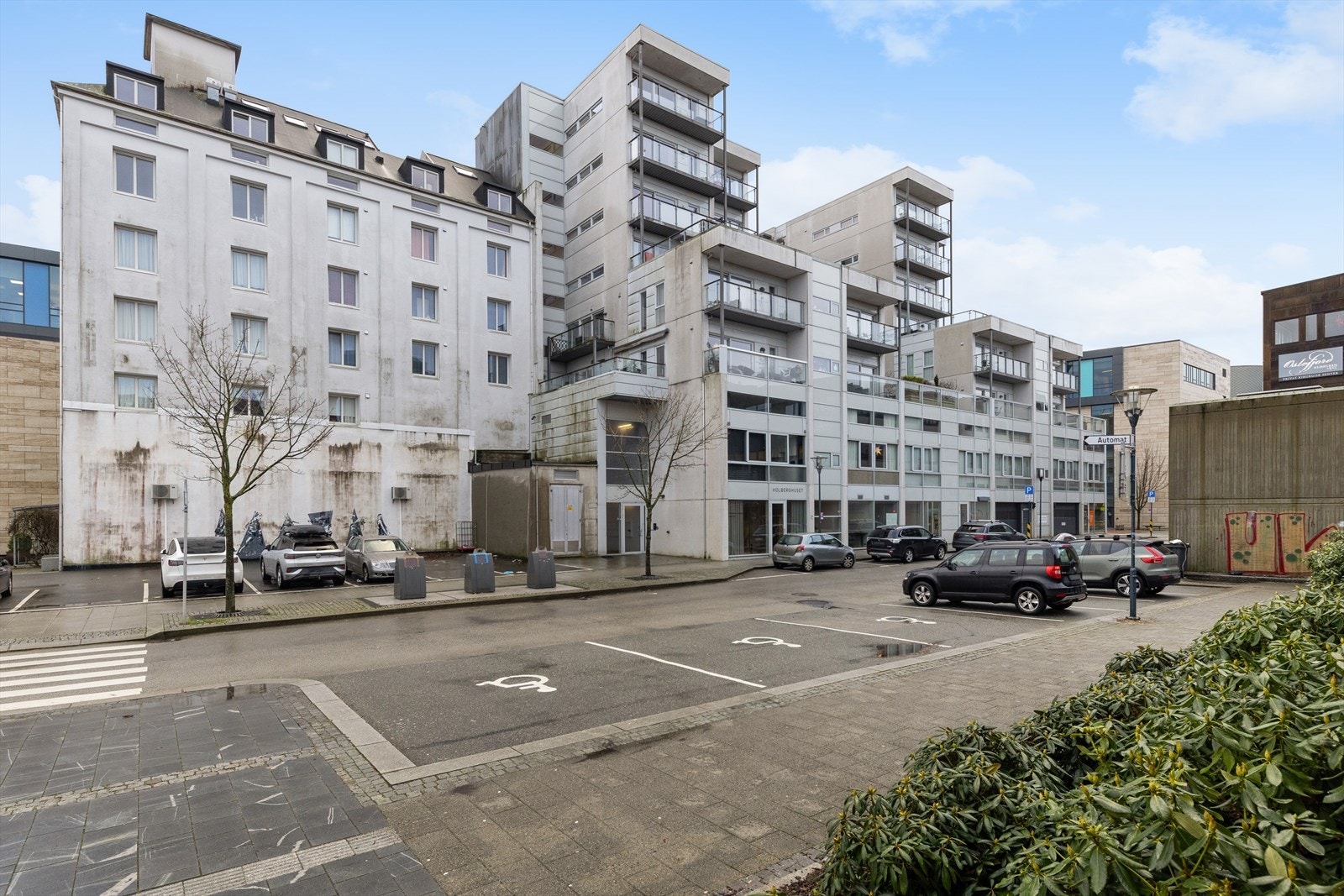 Leiligheten ligger fint plassert i 6. etasje med utgang fra stuen til en solrik vestvendt balkong - Perfekt for deg som ønsker en lettstelt leilighet med nærhet til "alt" du behøver i hverdagen Galleribilde