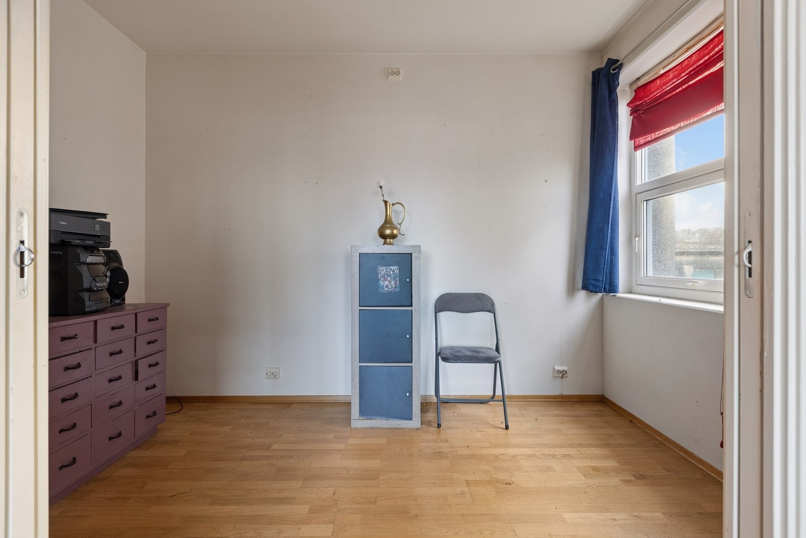 Her er det plass til både seng og oppbevaringsmøbler Galleribilde