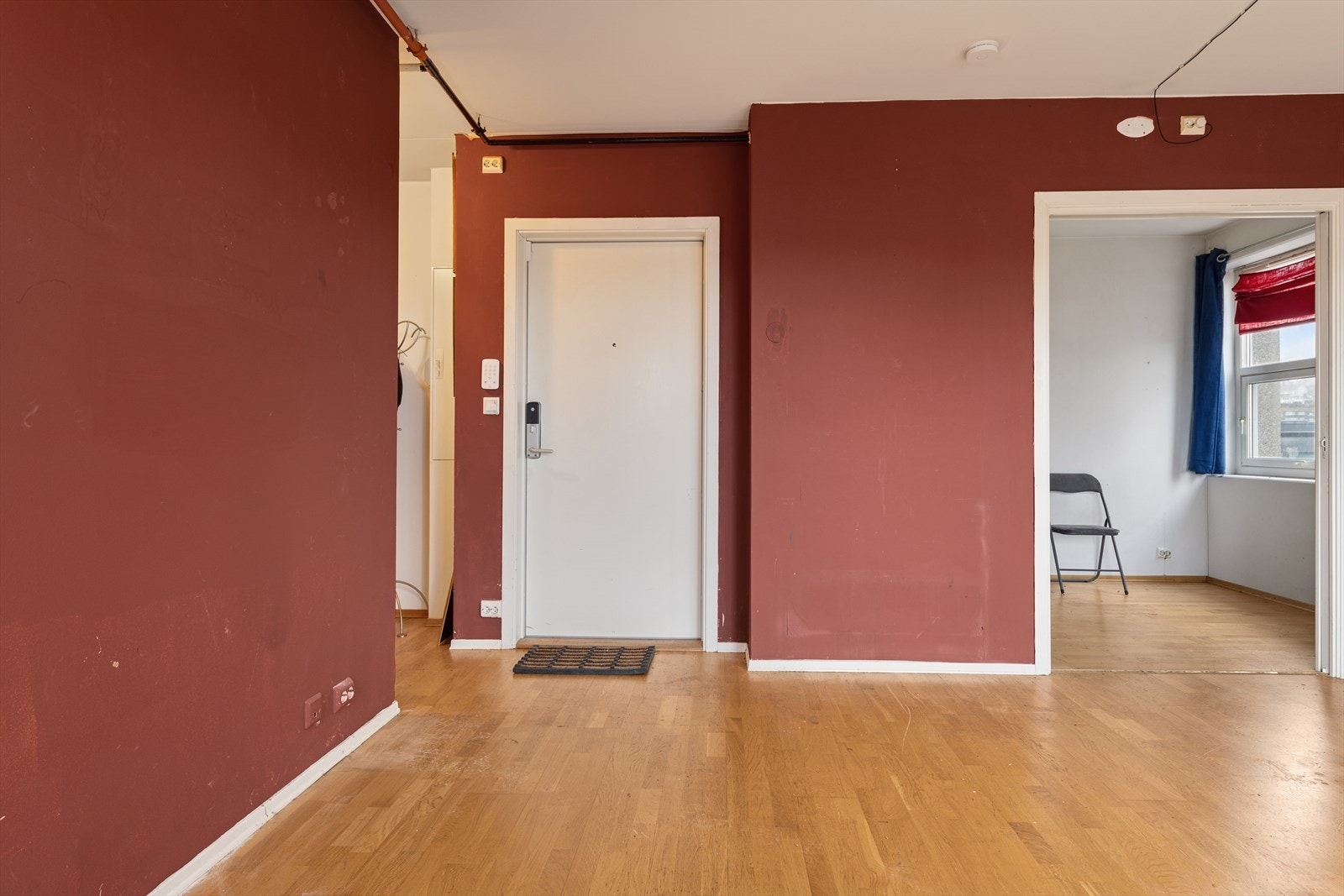 Inn ytterdøren kommer du direkte inn i stuen, men like ved er det en kjekk gang Galleribilde