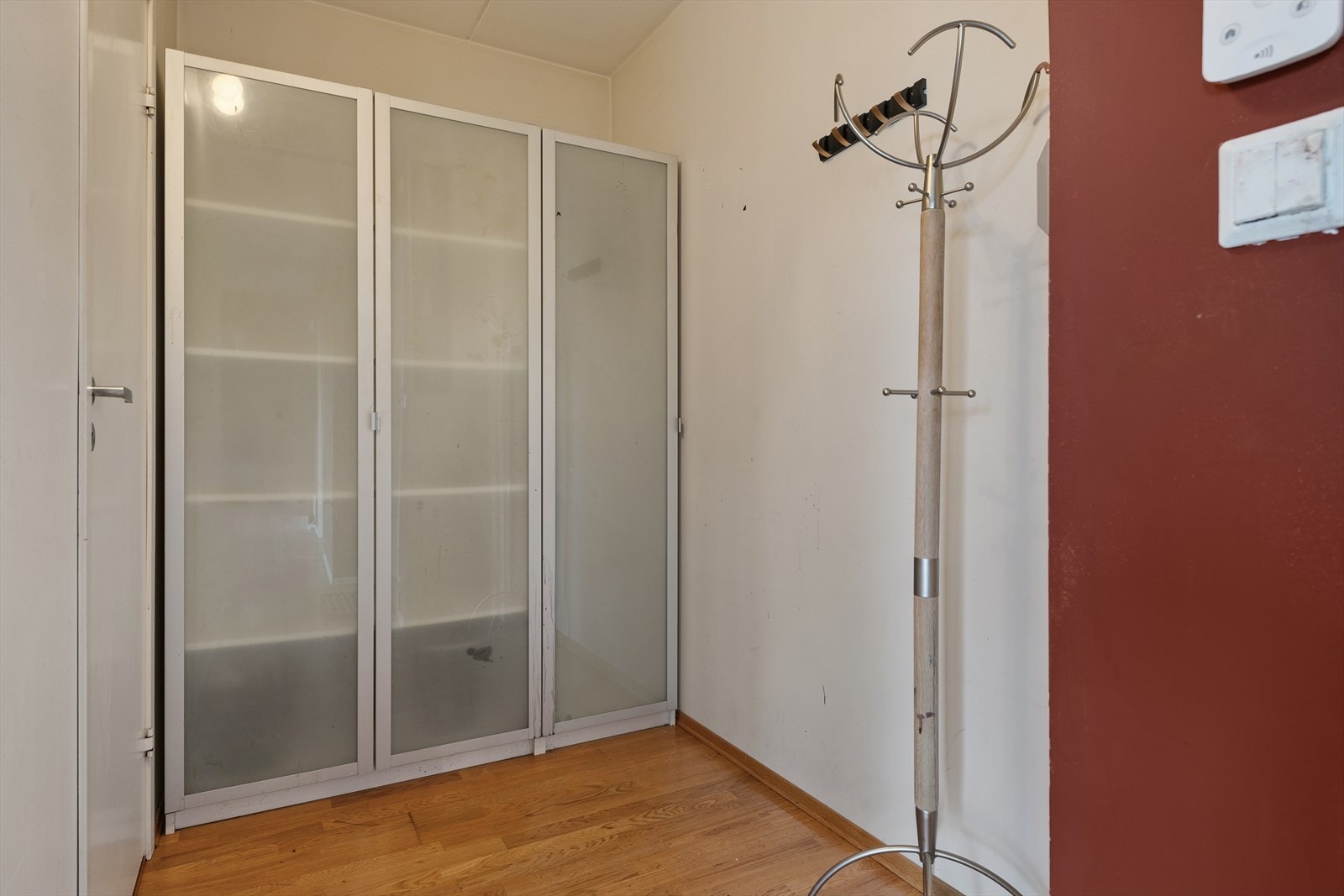 Gangen er utstyrt med knaggrekke og garderobeskap, så her får du rikelig lagringsplass for bl.a. yttertøy Galleribilde