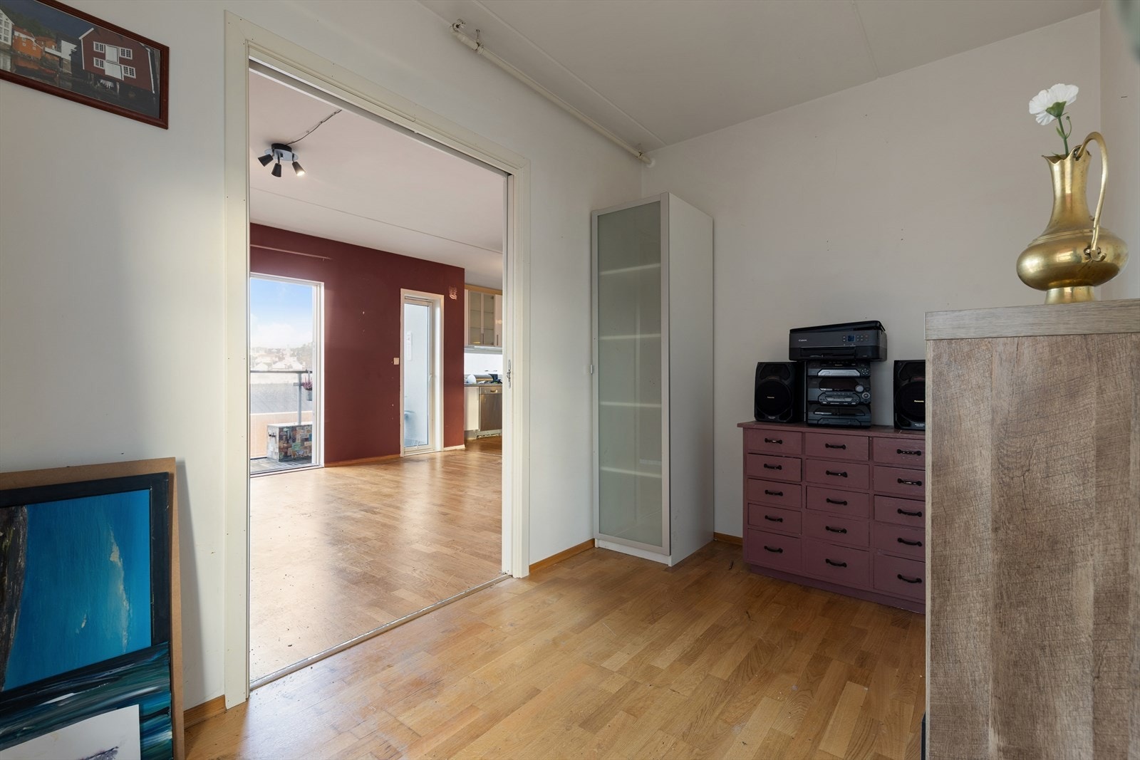 Soverommet har adkomst fra stuen med tofløyet skyvedør Galleribilde