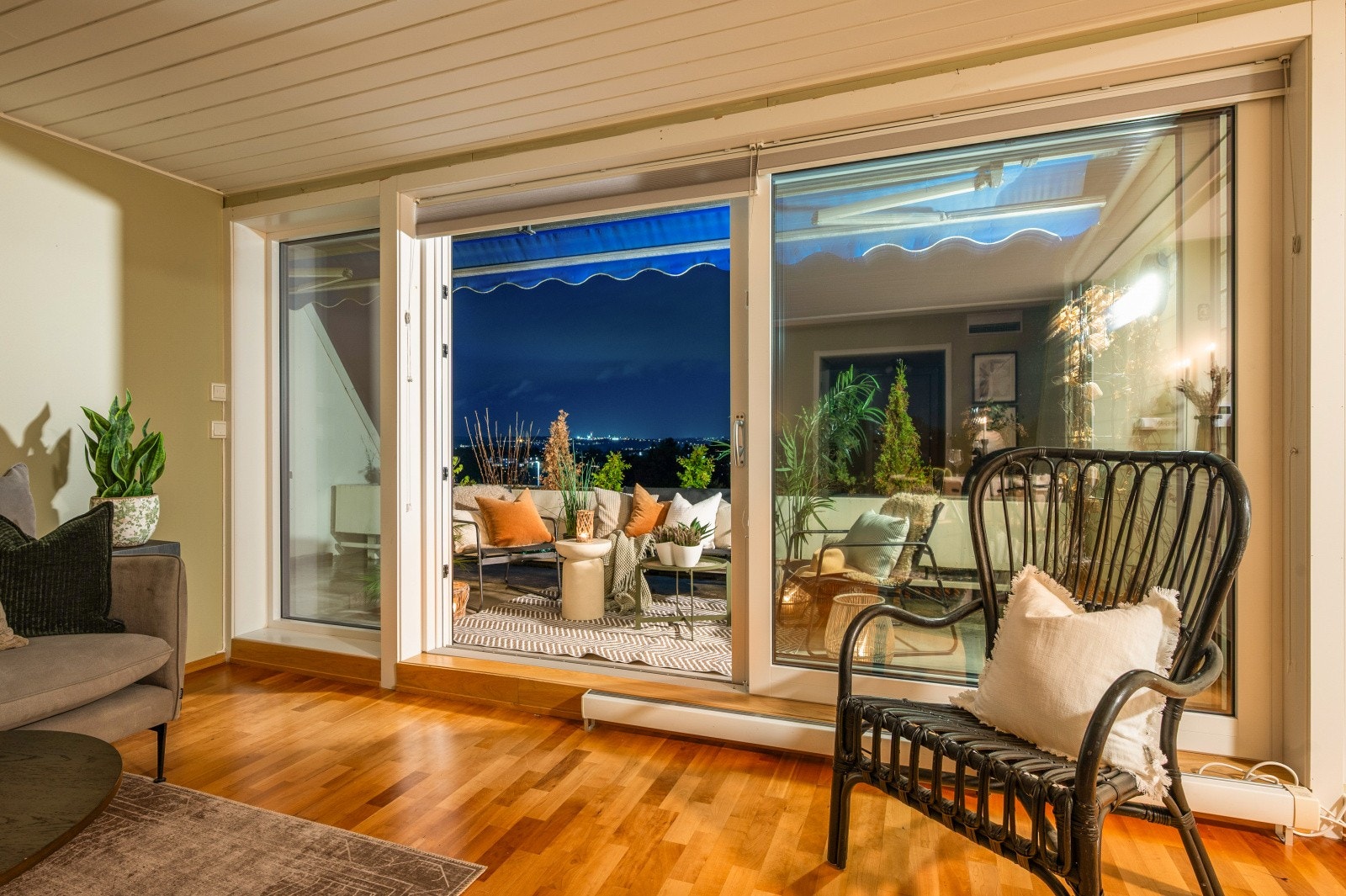 Stue med balkong Galleribilde