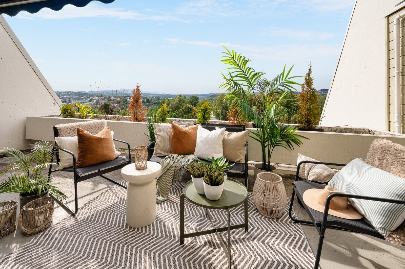 Leiligheten har 2 balkonger med nydelig utsikt. Galleribilde