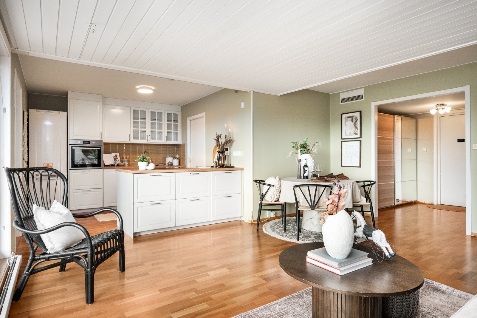 Leiligheten er malt i lyse farger Galleribilde