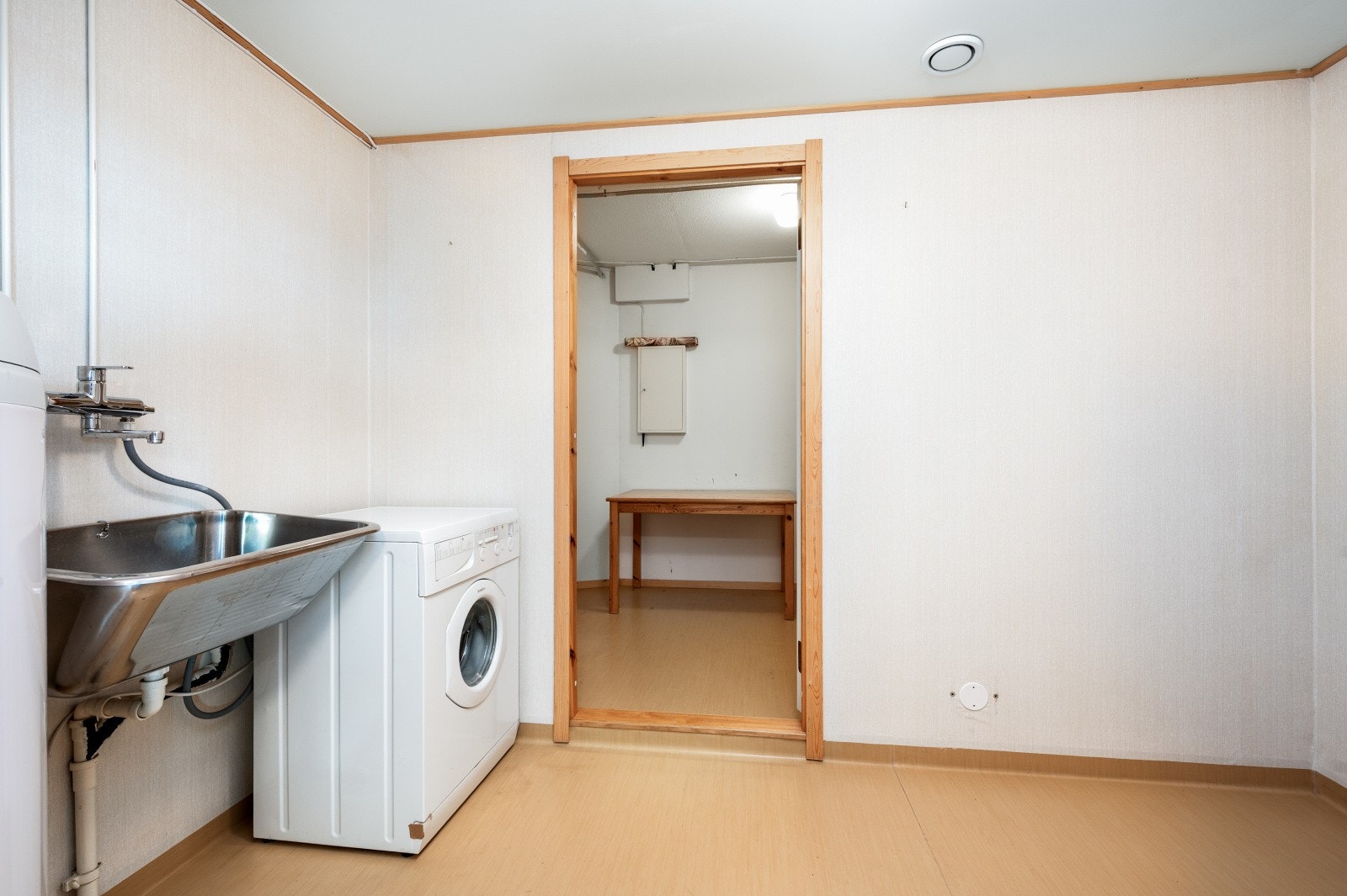 Praktisk vaskerom og bod ved kjøkkenet Galleribilde