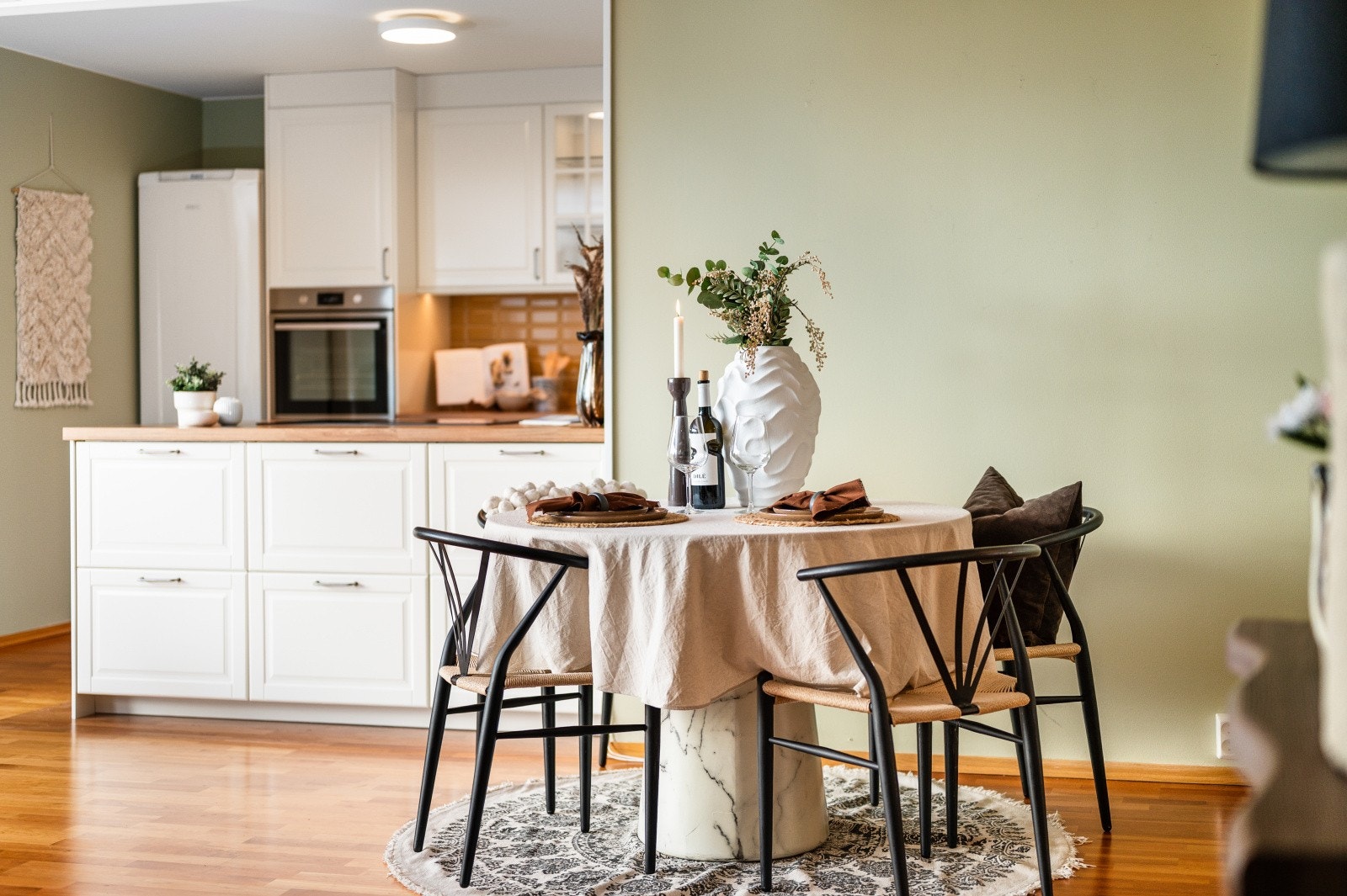 Plass for spisestue Galleribilde