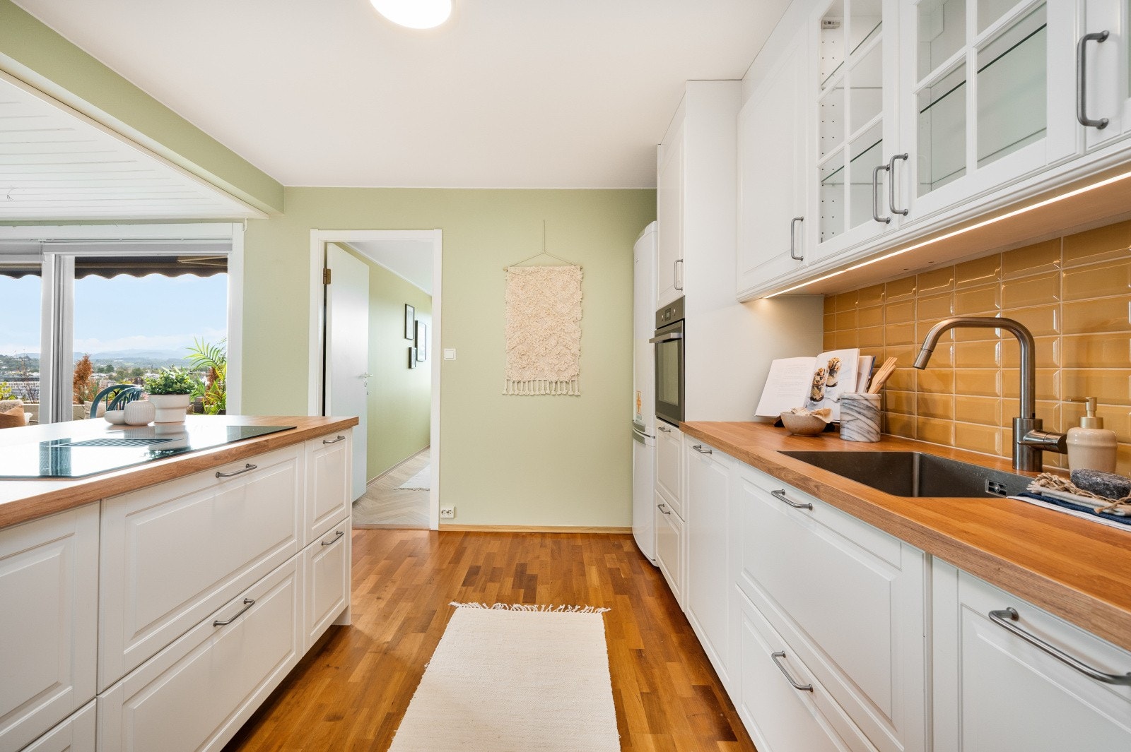 Kjøkken med åpen løsning mot stue Galleribilde