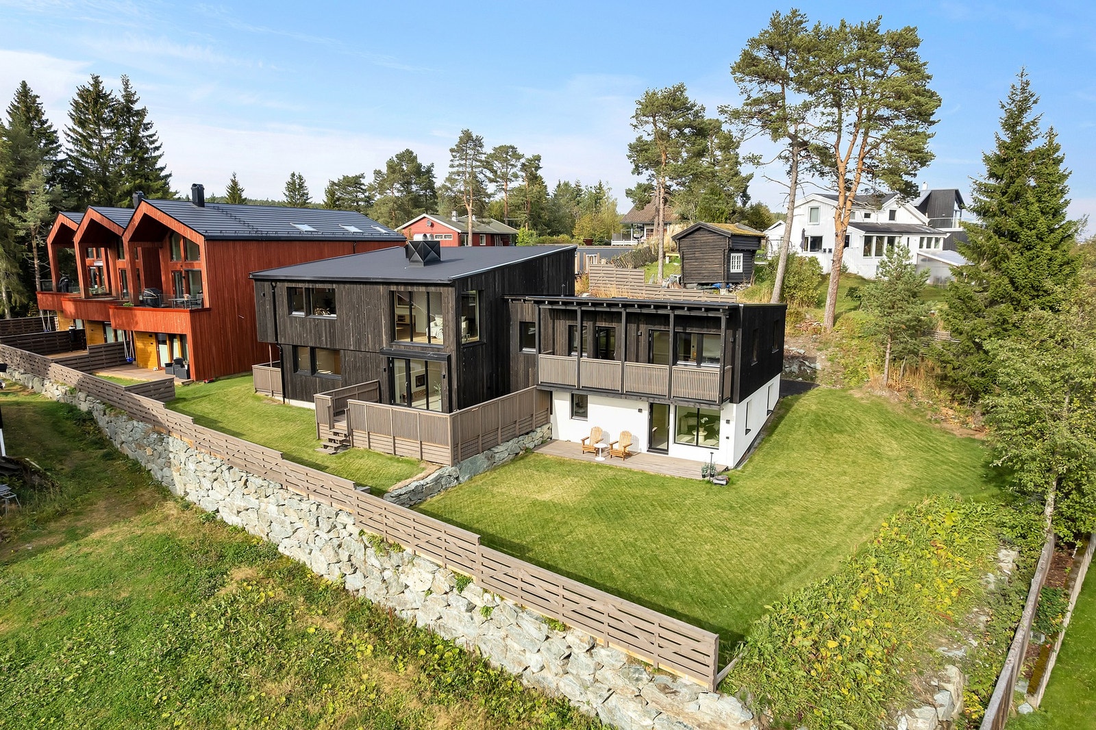 Etter en omfattende oppgradering i 2025 fremstår boligen eksklusiv, med materialvalg og løsninger av høy kvalitet. Galleribilde