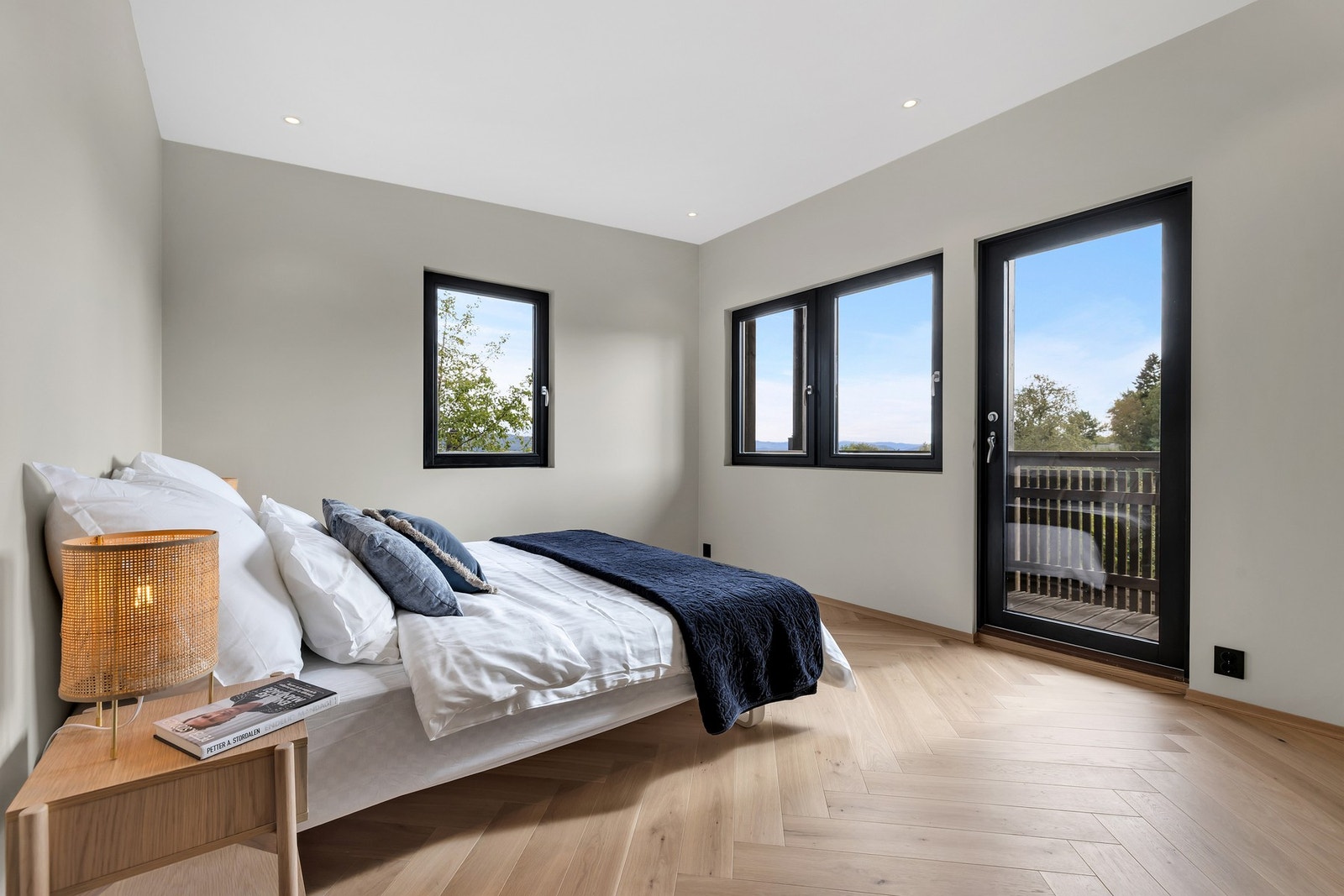 Hovedsoverom på 14 kvm har utgang til privat veranda. Galleribilde
