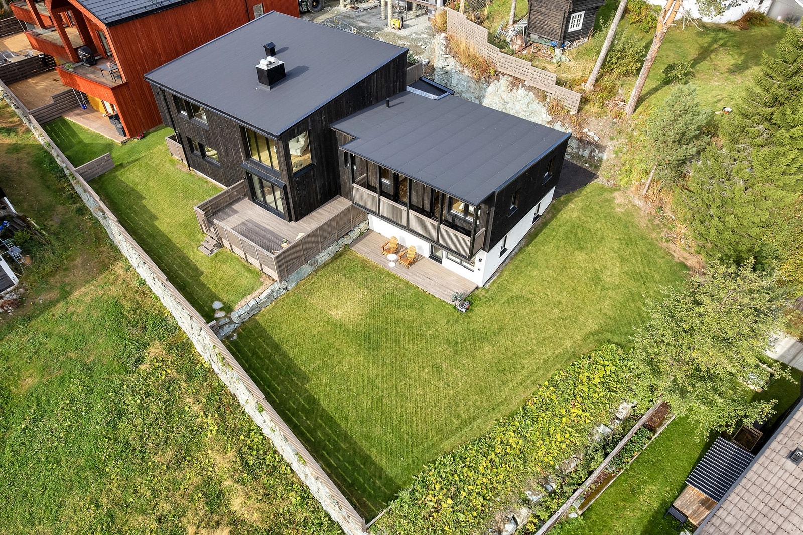 Eiendommen har en meget pent opparbeidet tomt på 1032 kvm. Galleribilde