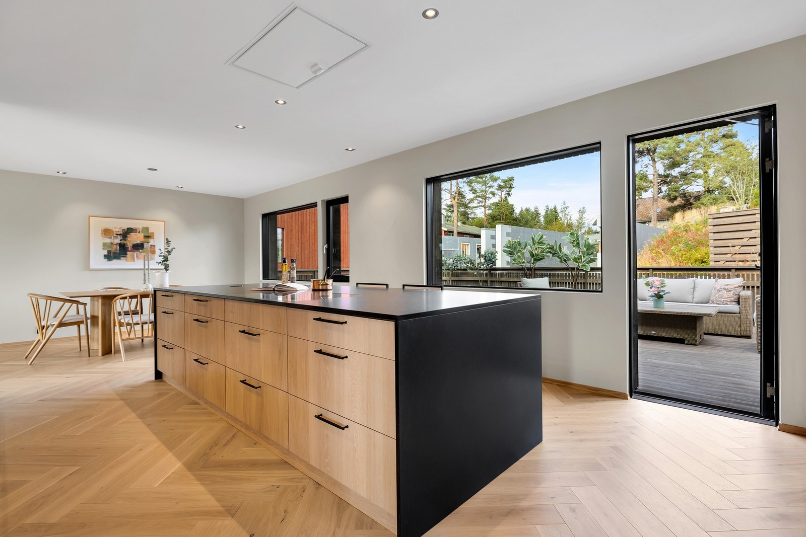 Fra kjøkkenet er det direkte utgang til en stor veranda. Galleribilde