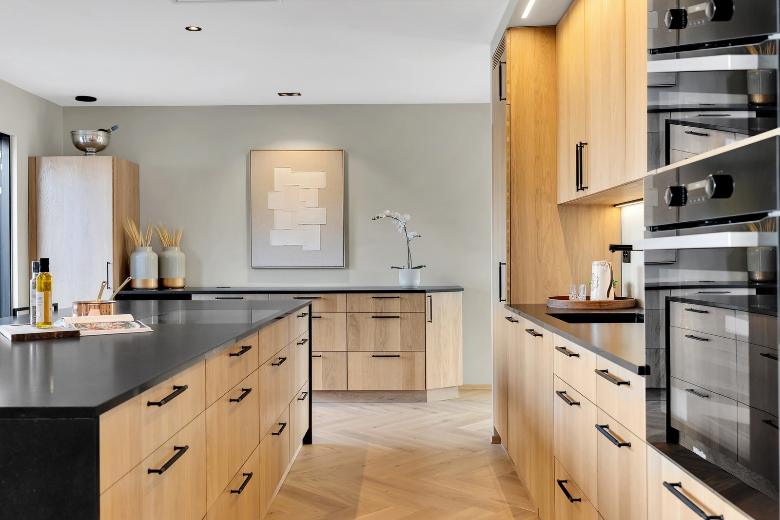 Kjøkkenet har en svært funksjonell utforming med plass til at flere lager mat samtidig. Galleribilde