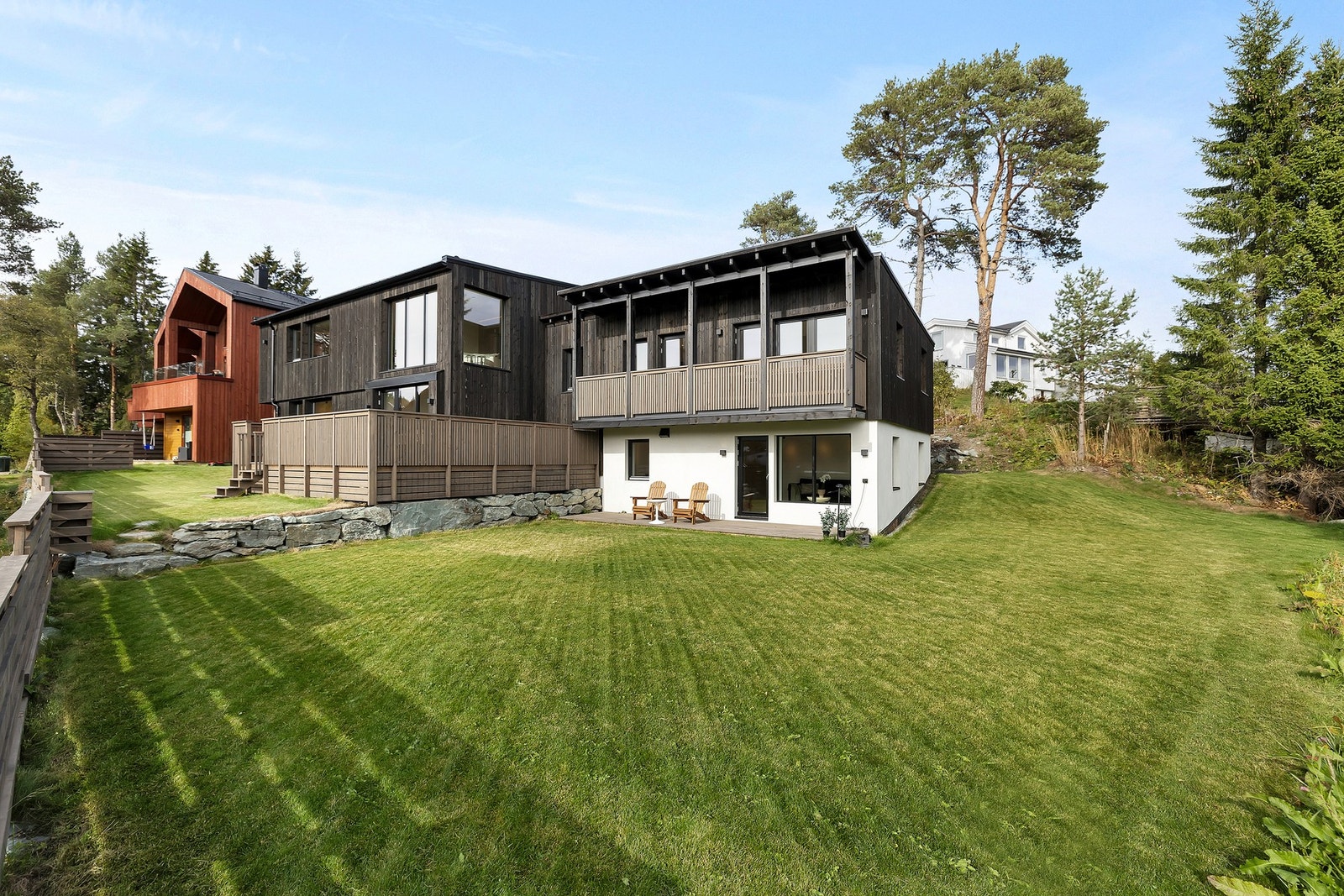 Hagen er velanlagt og flat, med god plass til både lek, avslapning og sosiale aktiviteter - et ideelt uterom for hele familien. Galleribilde