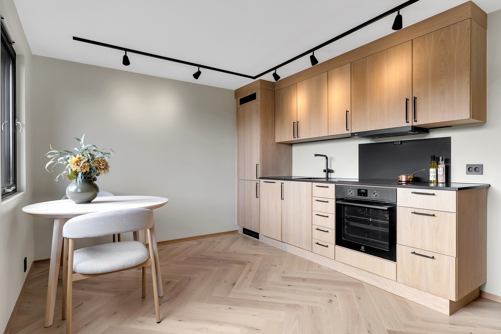 Stuen er 17,1 kvm med god plass til spisestue. Galleribilde