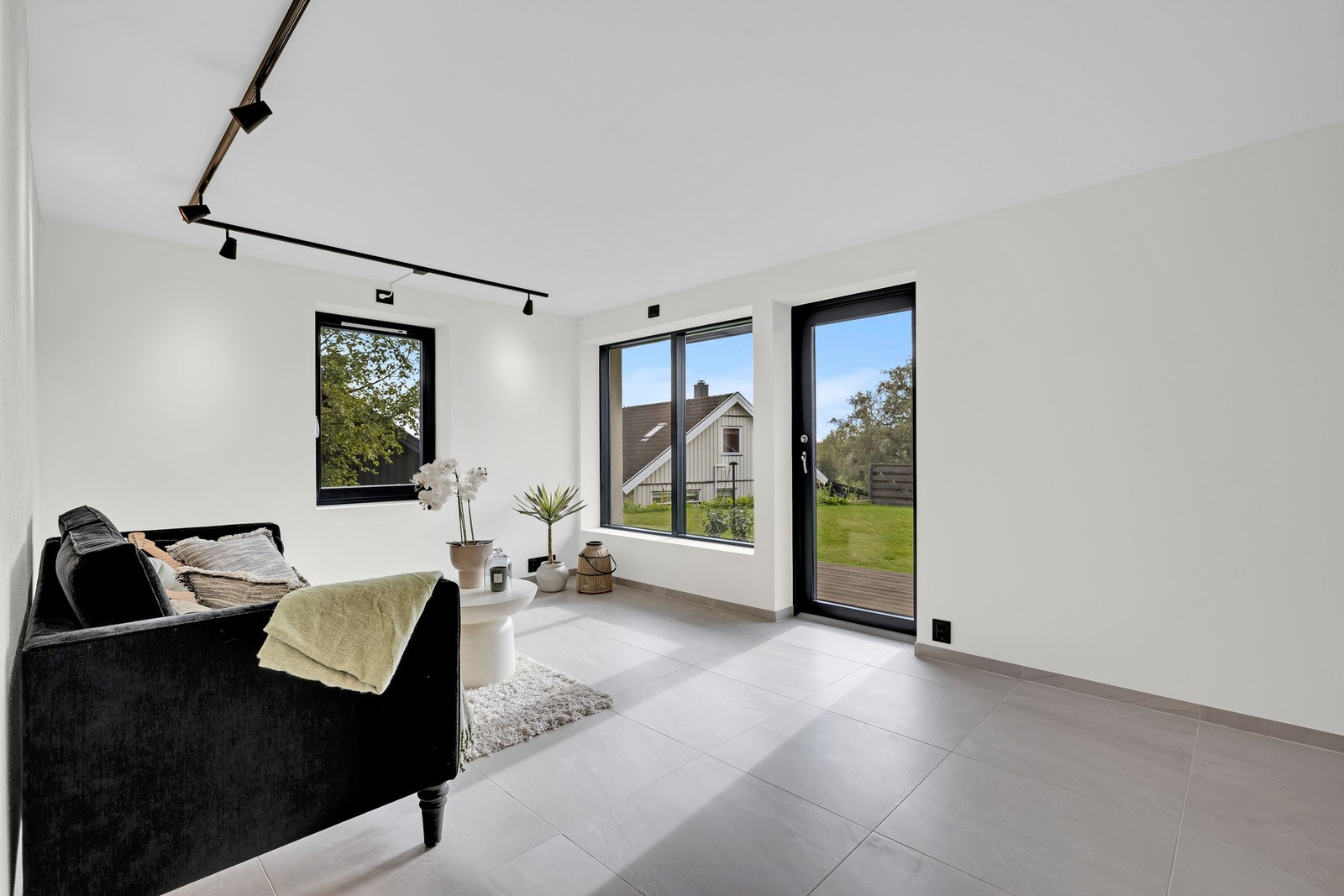 Stuen har flislagt gulv med vannbåren gulvvarme og utgang til egen terrasse. Galleribilde