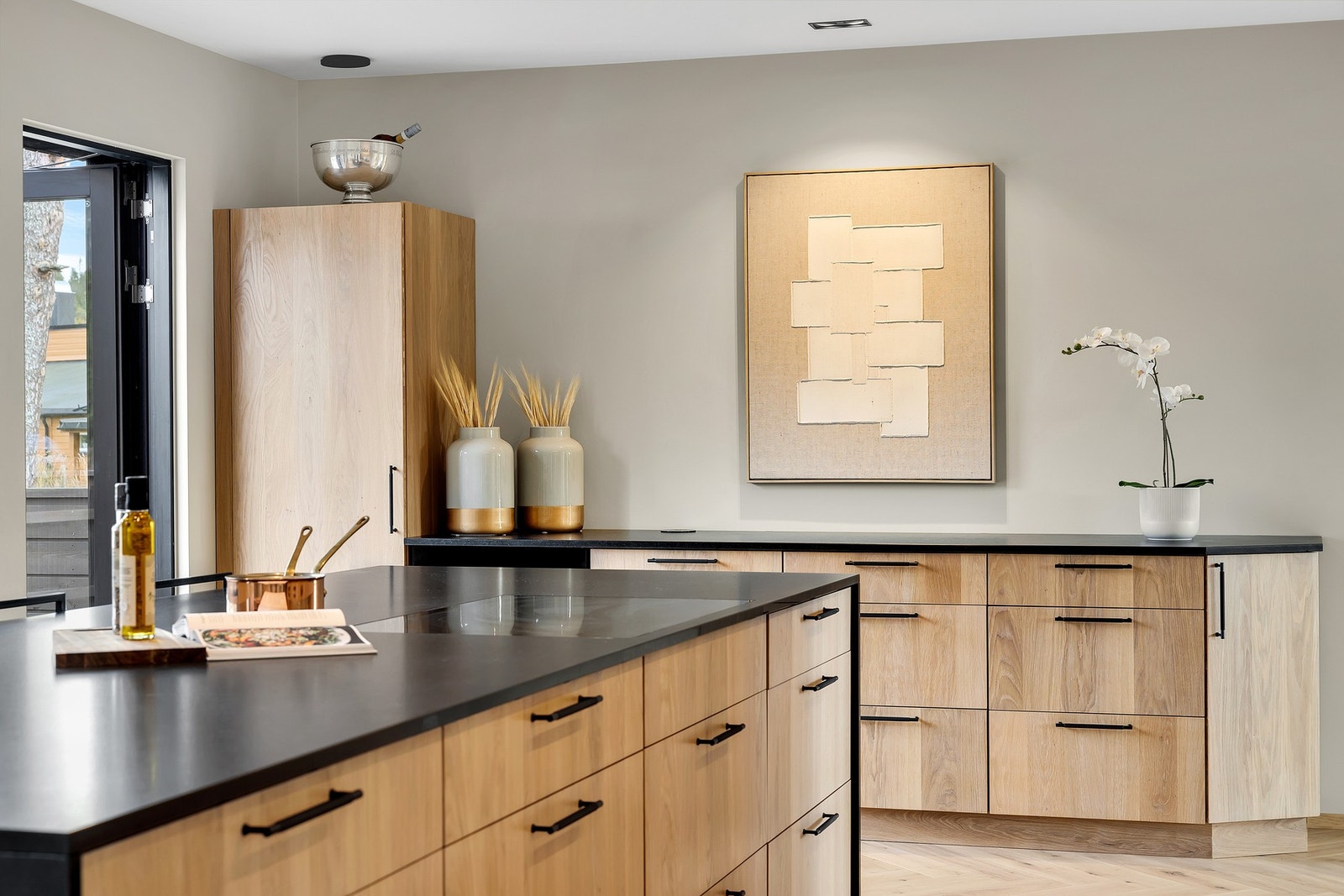 Godt belyste og romslige arbeidsflater. Galleribilde