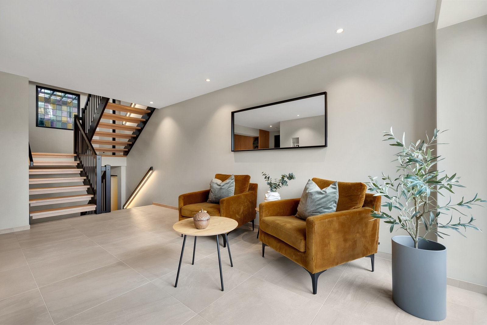 I 1. etasje er det en romslig hall/peisestue med flislagt gulv og lune varmekabler. Galleribilde